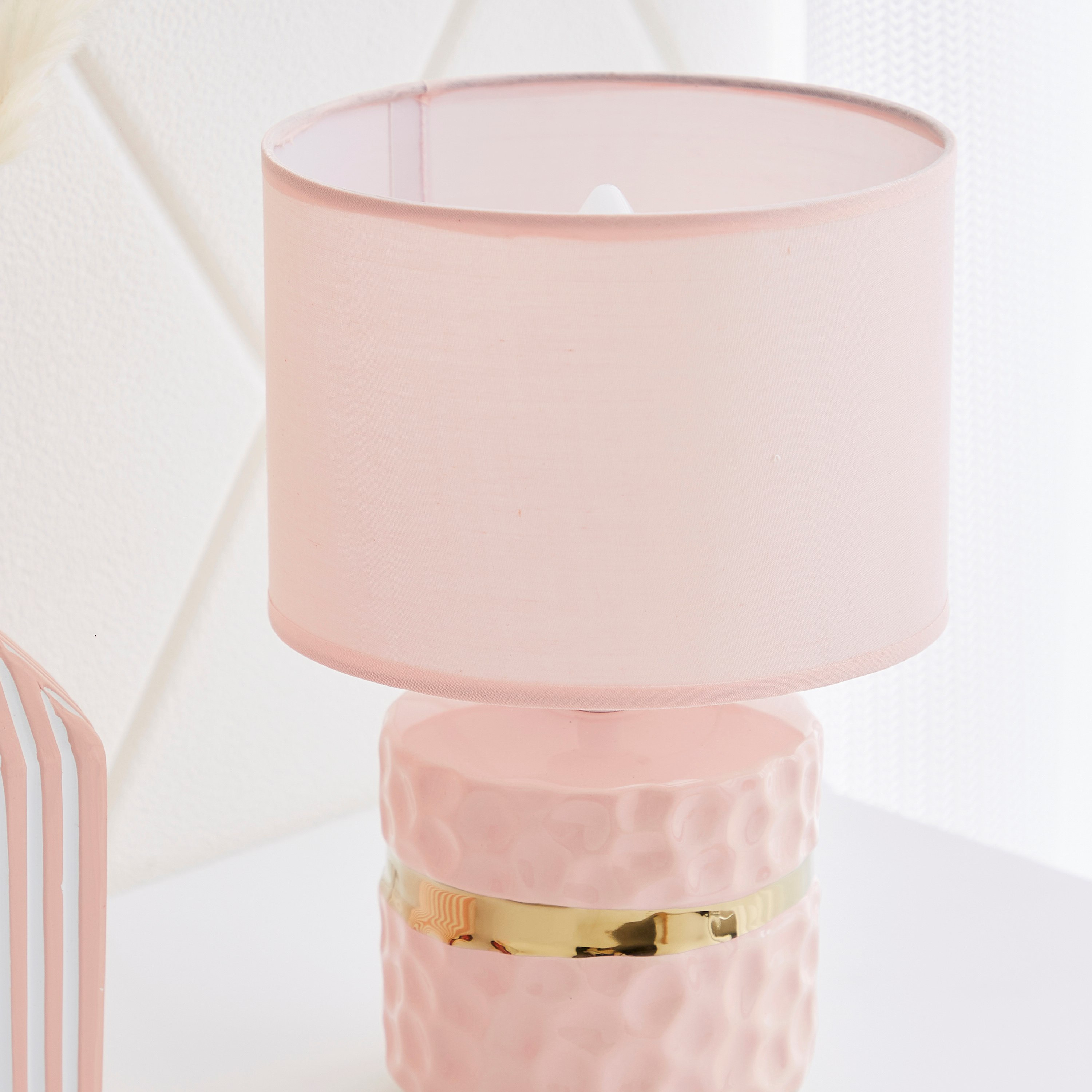 مصباح طاولة سيراميك بحزام ذهبي من سكايلار - 20x20x31 سم-hbxlivingroom-lighting-tablelamps-image-3