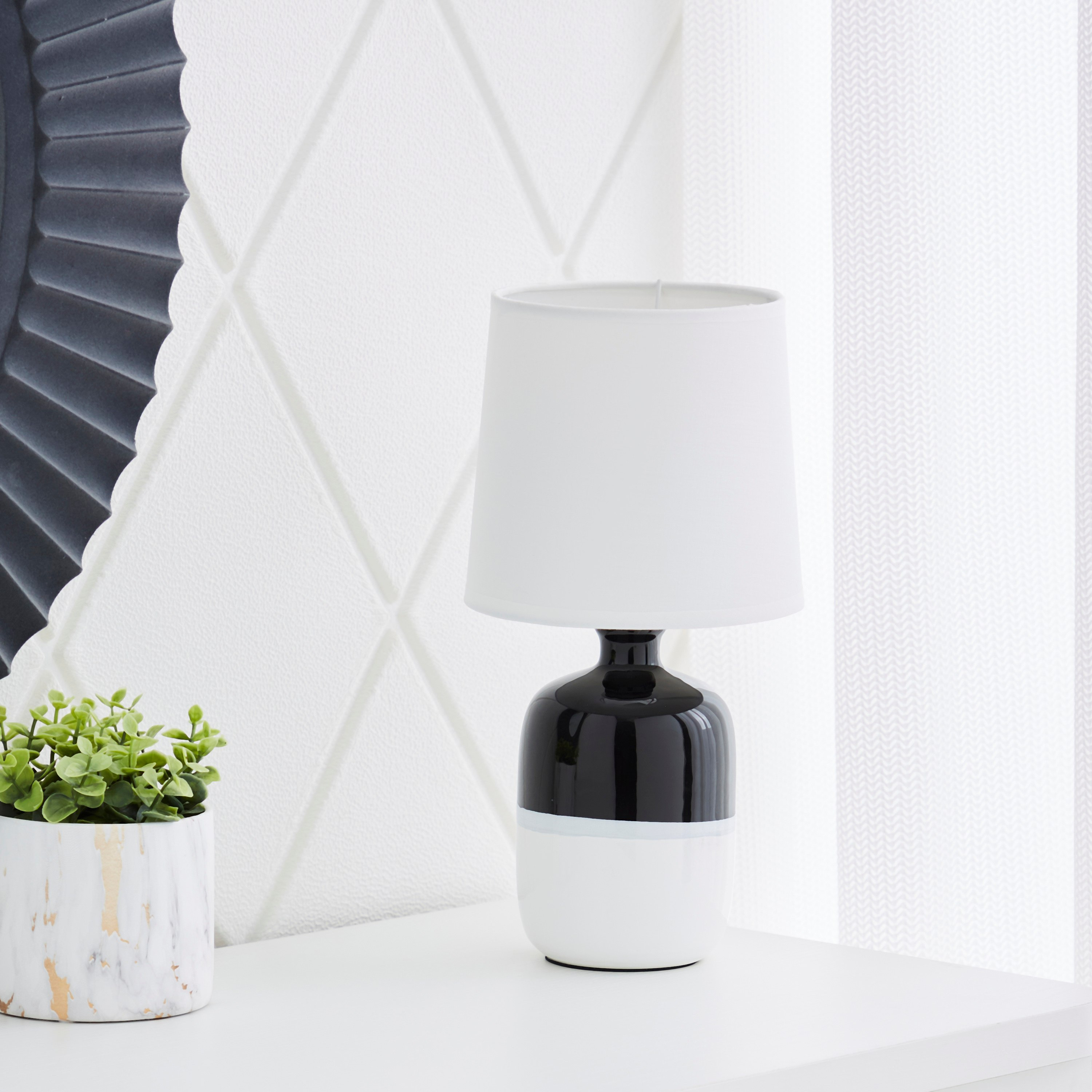 مصباح طاولة سيراميك بقاعدة نصف ملوّنة من سكايلار - 17.5x17.5x32.5 سم-hbxlivingroom-lighting-tablelamps-image-1