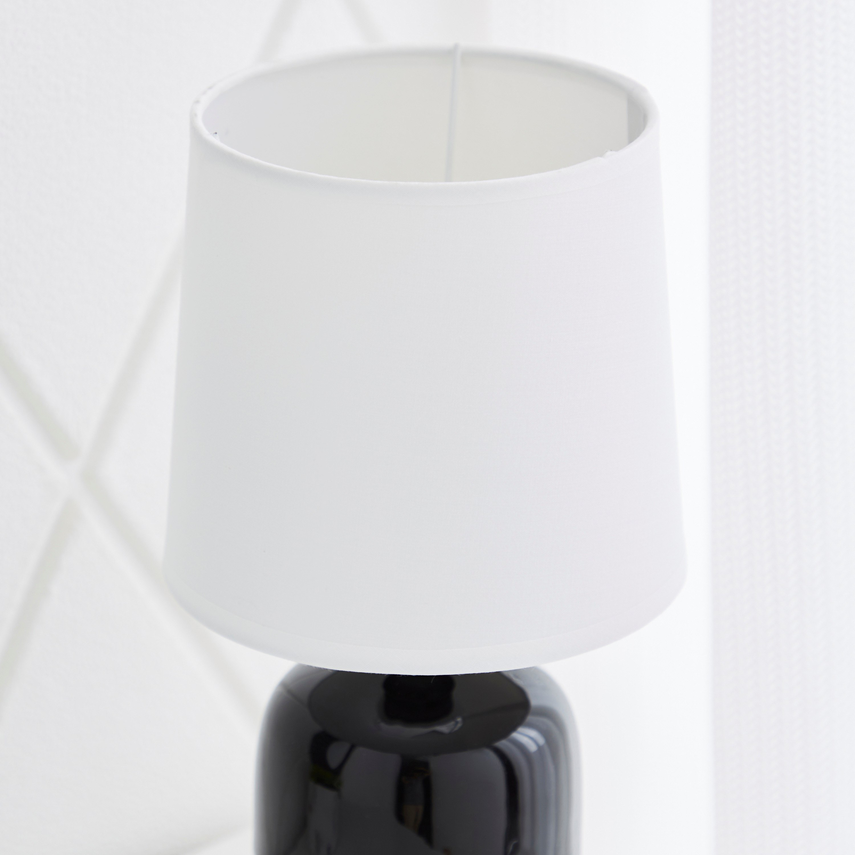 مصباح طاولة سيراميك بقاعدة نصف ملوّنة من سكايلار - 17.5x17.5x32.5 سم-hbxlivingroom-lighting-tablelamps-image-3