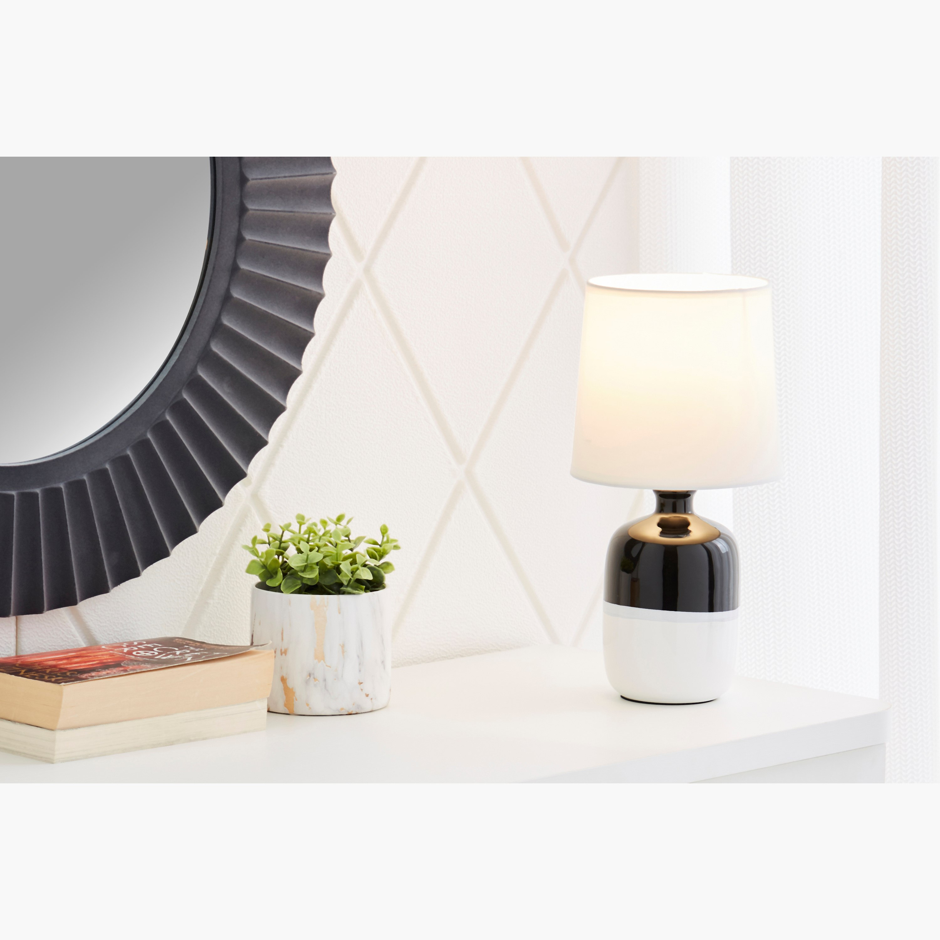 مصباح طاولة سيراميك بقاعدة نصف ملوّنة من سكايلار - 17.5x17.5x32.5 سم-hbxlivingroom-lighting-tablelamps-image-4