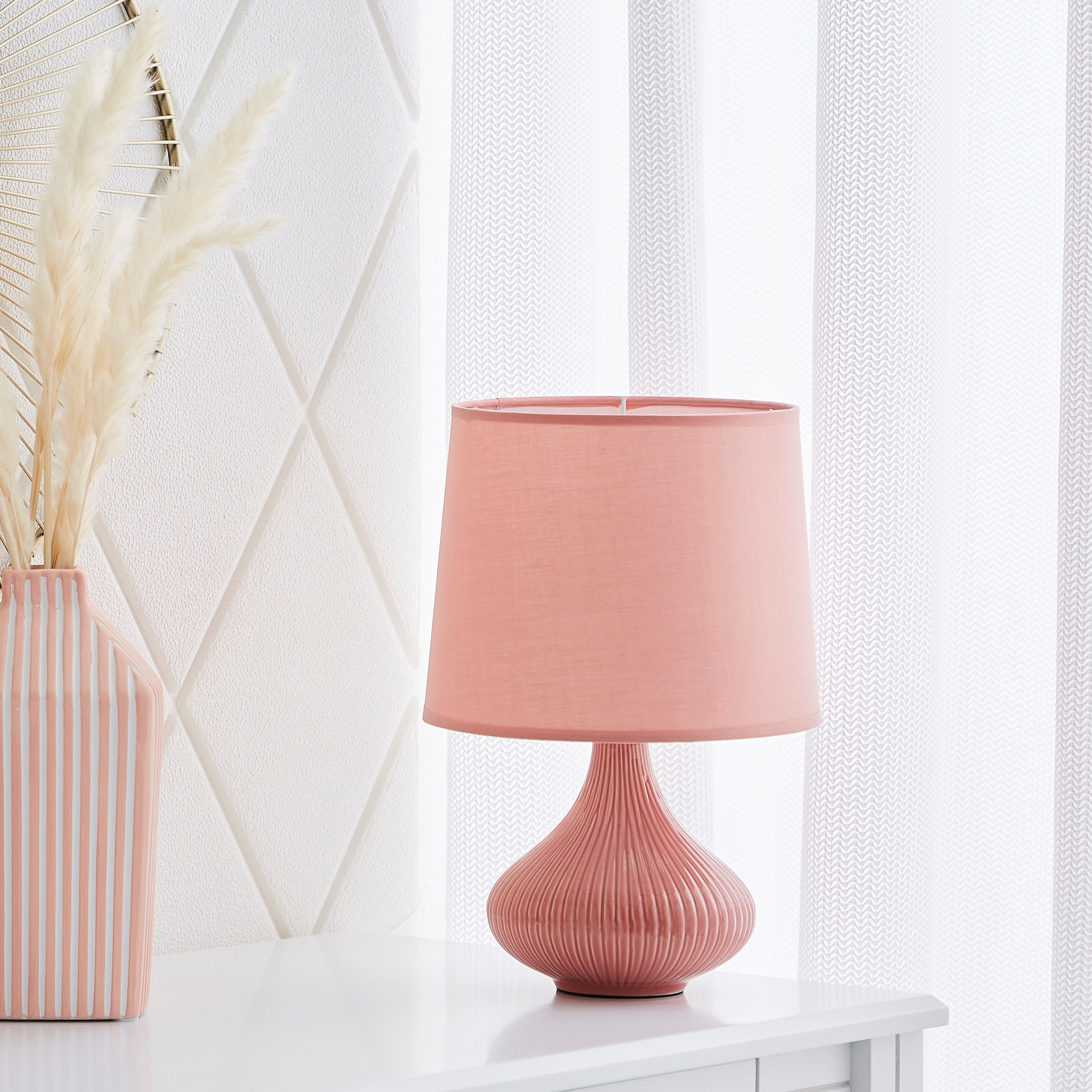 مصباح طاولة بقاعدة سيراميك مضلعة من سكايلار - 23x23x31 سم-hbxlivingroom-lighting-tablelamps-image-1