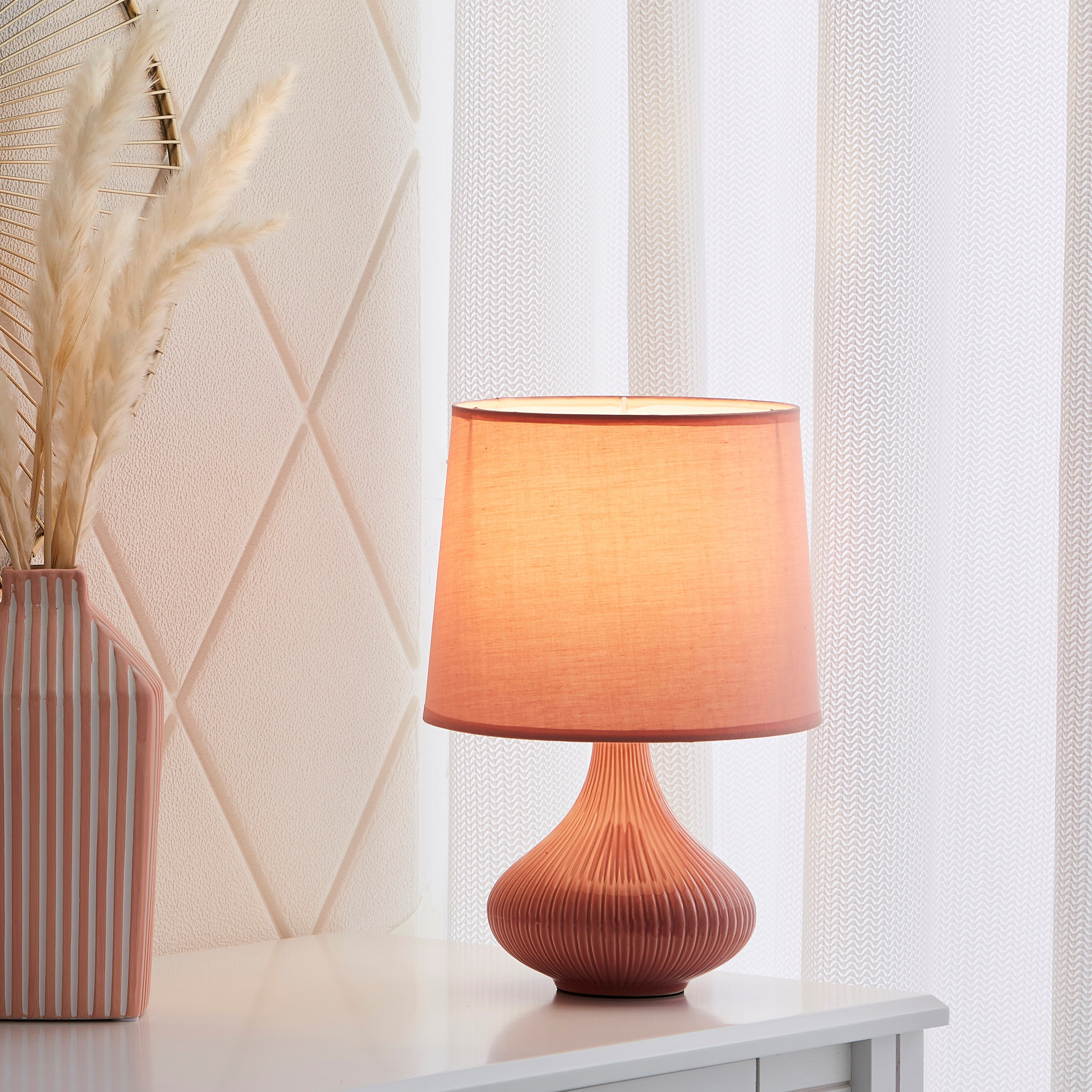 مصباح طاولة بقاعدة سيراميك مضلعة من سكايلار - 23x23x31 سم-hbxlivingroom-lighting-tablelamps-image-2