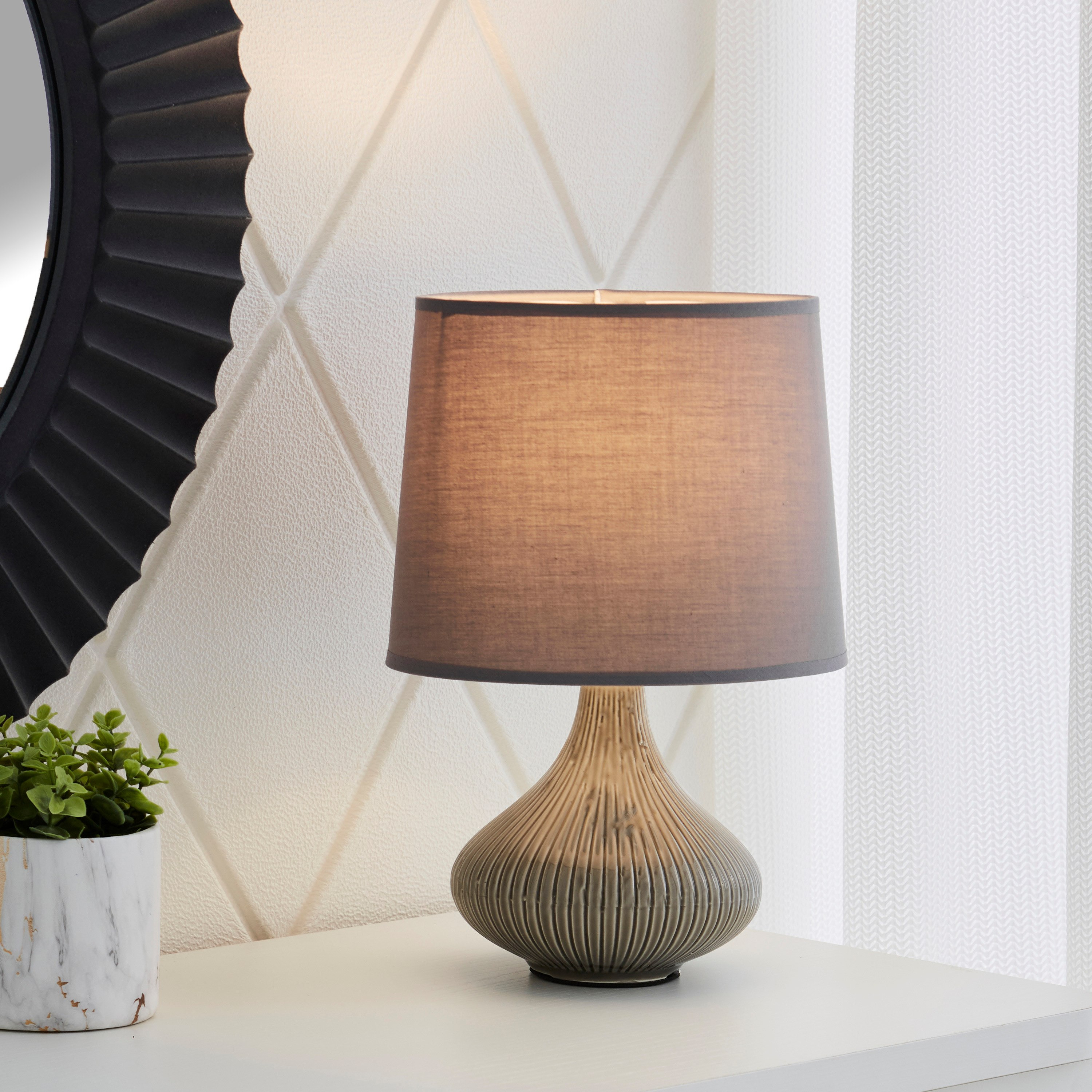 مصباح طاولة سيراميك مضلع من سكايلار - 23x23x31 سم-hbxlivingroom-lighting-tablelamps-image-3