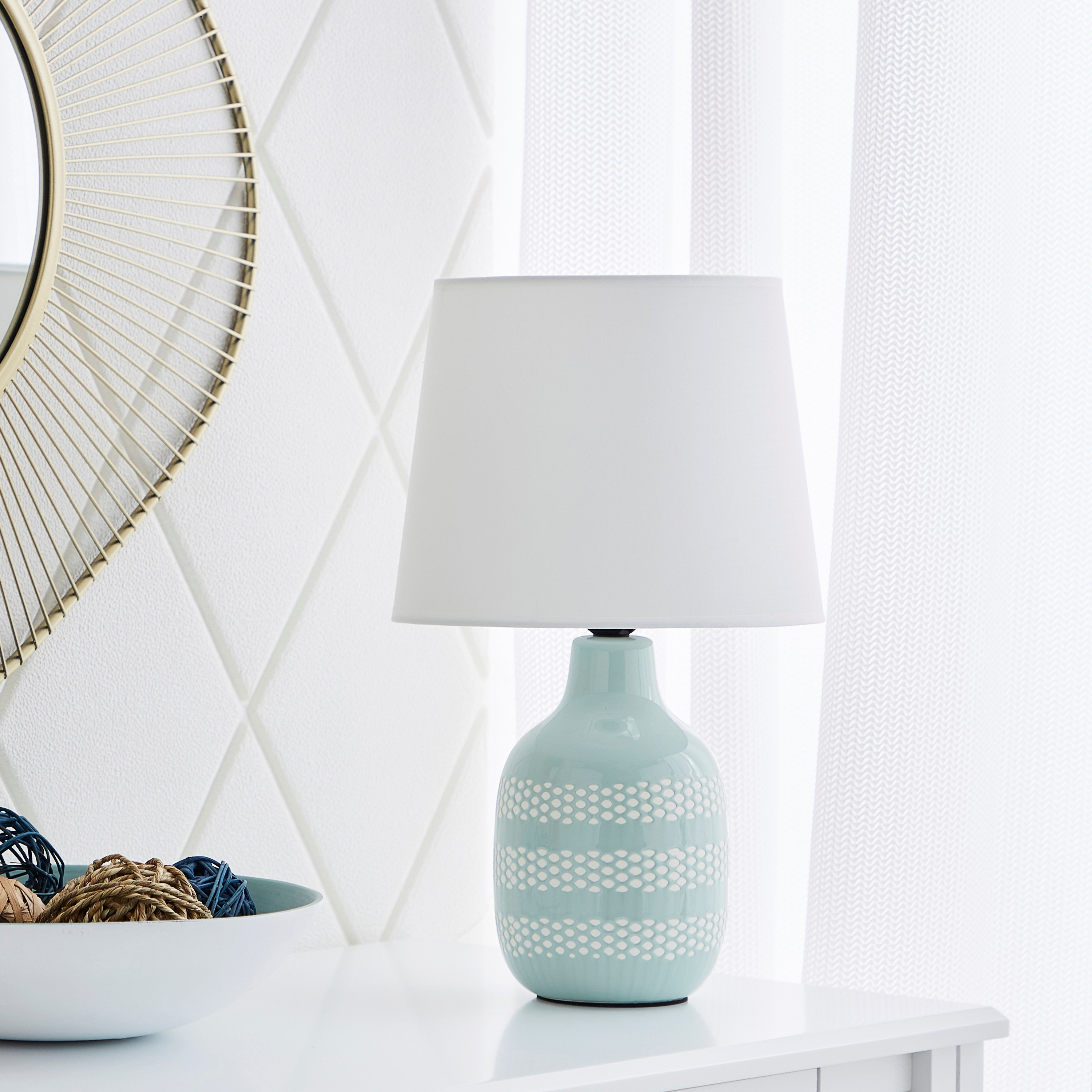 مصباح طاولة بقاعدة سيراميك بتصميم شريط بارز الملمس من سكايلار - 25x25x41.5 سم-hbxlivingroom-lighting-tablelamps-image-1