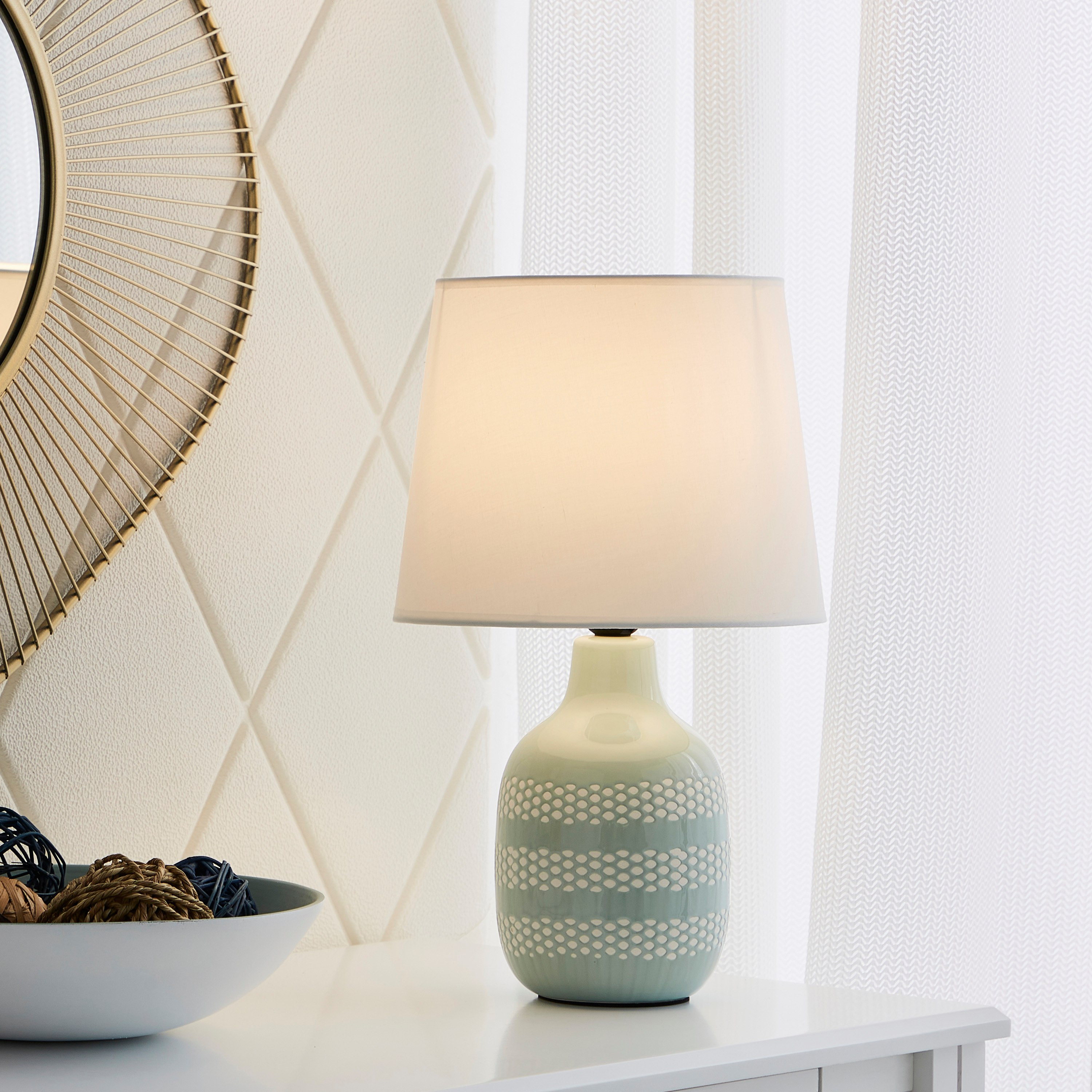مصباح طاولة بقاعدة سيراميك بتصميم شريط بارز الملمس من سكايلار - 25x25x41.5 سم-hbxlivingroom-lighting-tablelamps-image-2
