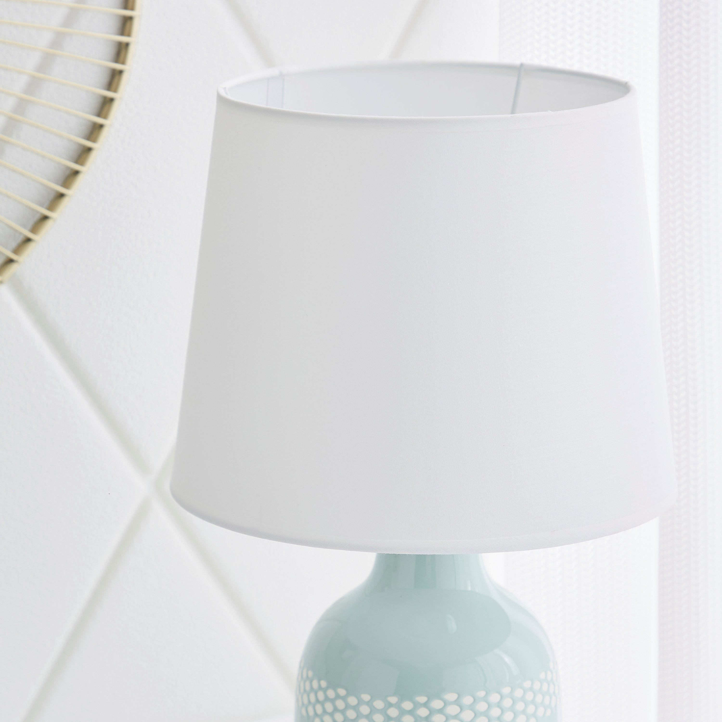 مصباح طاولة بقاعدة سيراميك بتصميم شريط بارز الملمس من سكايلار - 25x25x41.5 سم-hbxlivingroom-lighting-tablelamps-image-3