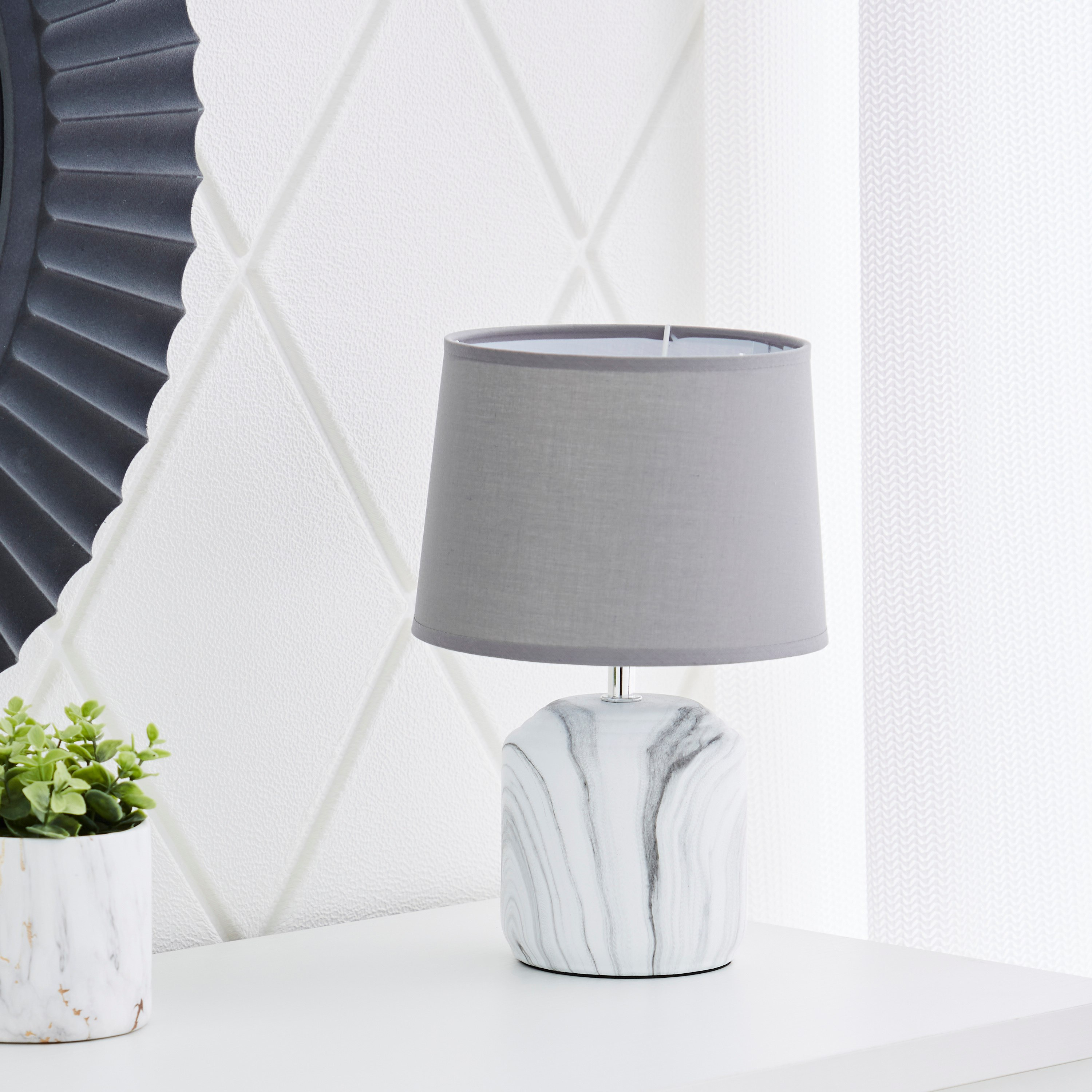 مصباح طاولة سيراميك بقاعدة رخامية بارزة الملمس من سكايلار - 20x20x28 سم-hbxlivingroom-lighting-tablelamps-image-1