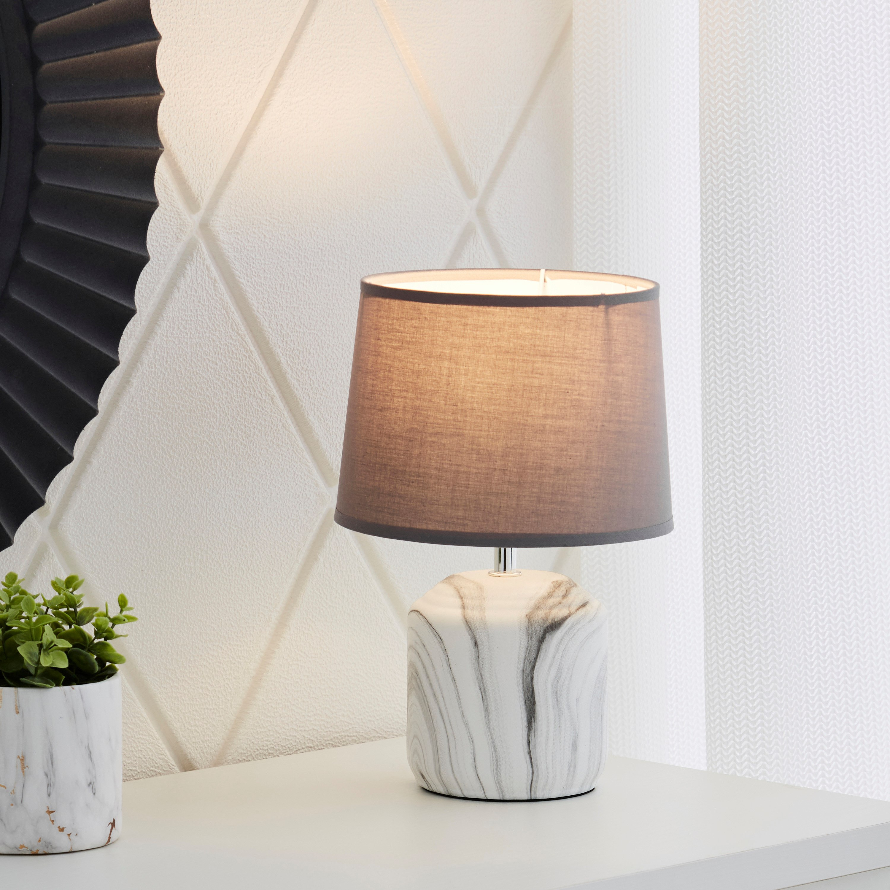 مصباح طاولة سيراميك بقاعدة رخامية بارزة الملمس من سكايلار - 20x20x28 سم-hbxlivingroom-lighting-tablelamps-image-2