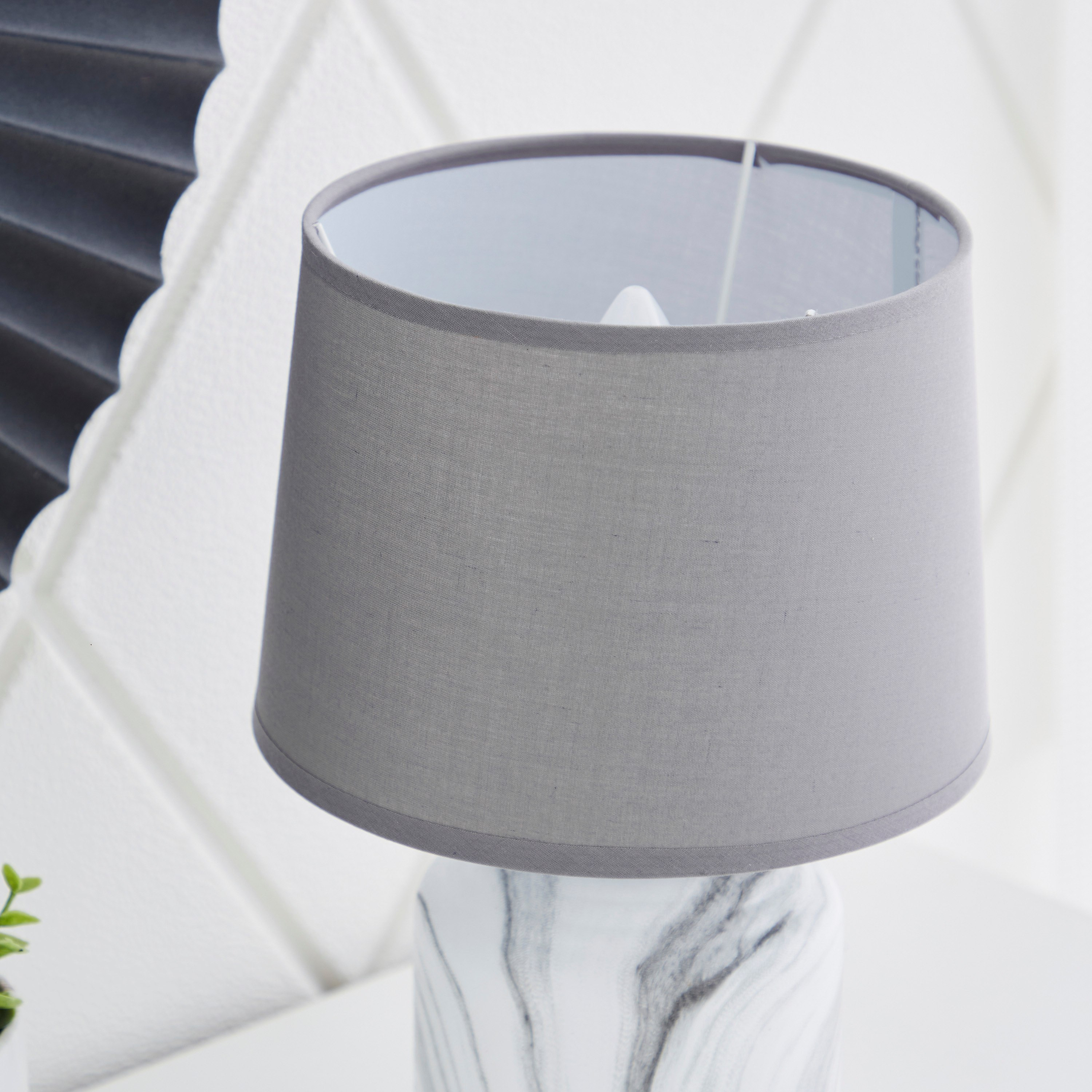 مصباح طاولة سيراميك بقاعدة رخامية بارزة الملمس من سكايلار - 20x20x28 سم-hbxlivingroom-lighting-tablelamps-image-3