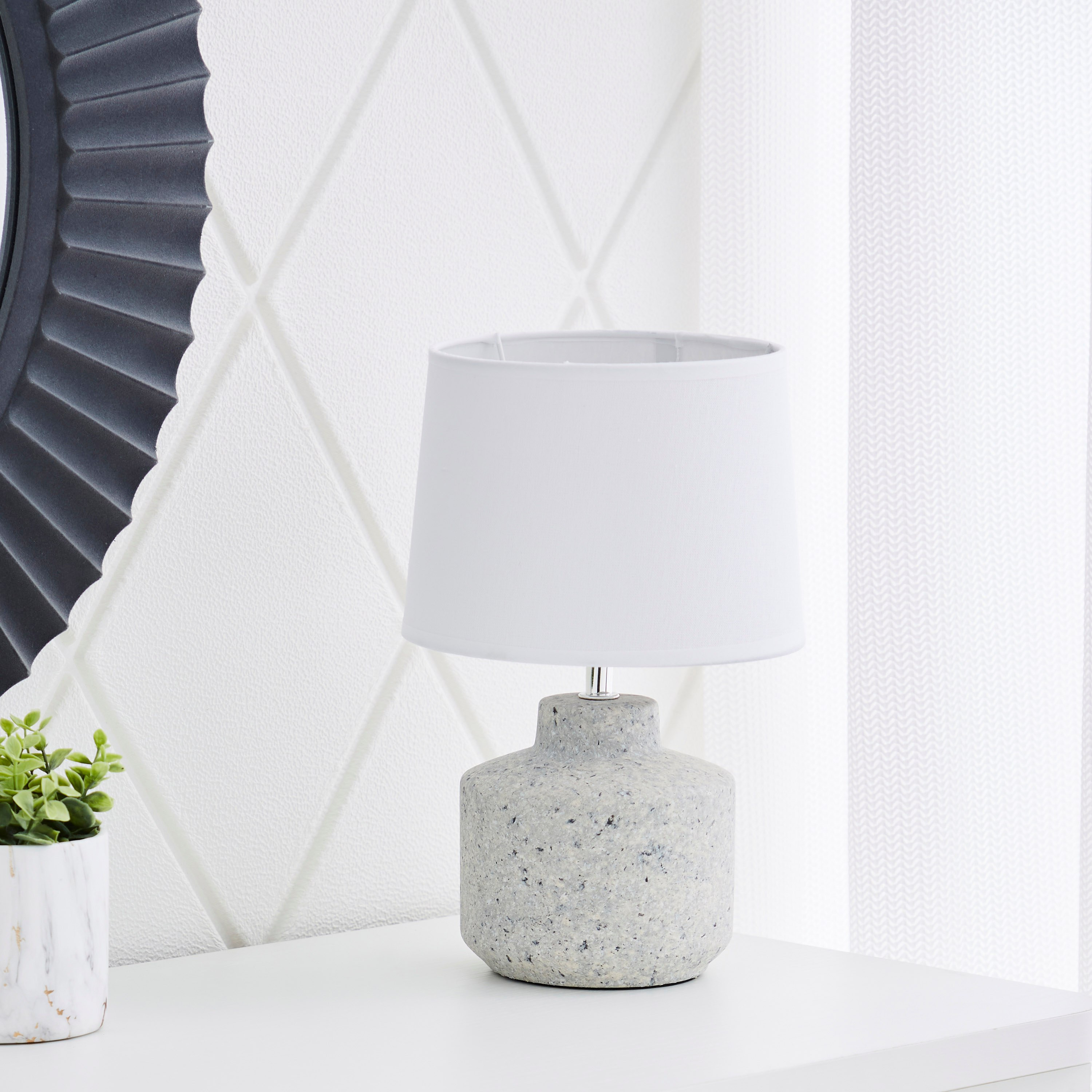 مصباح طاولة سيراميك بقاعدة بارزة الملمس من سكايلار - 20x20x29 سم-hbxlivingroom-lighting-tablelamps-image-1