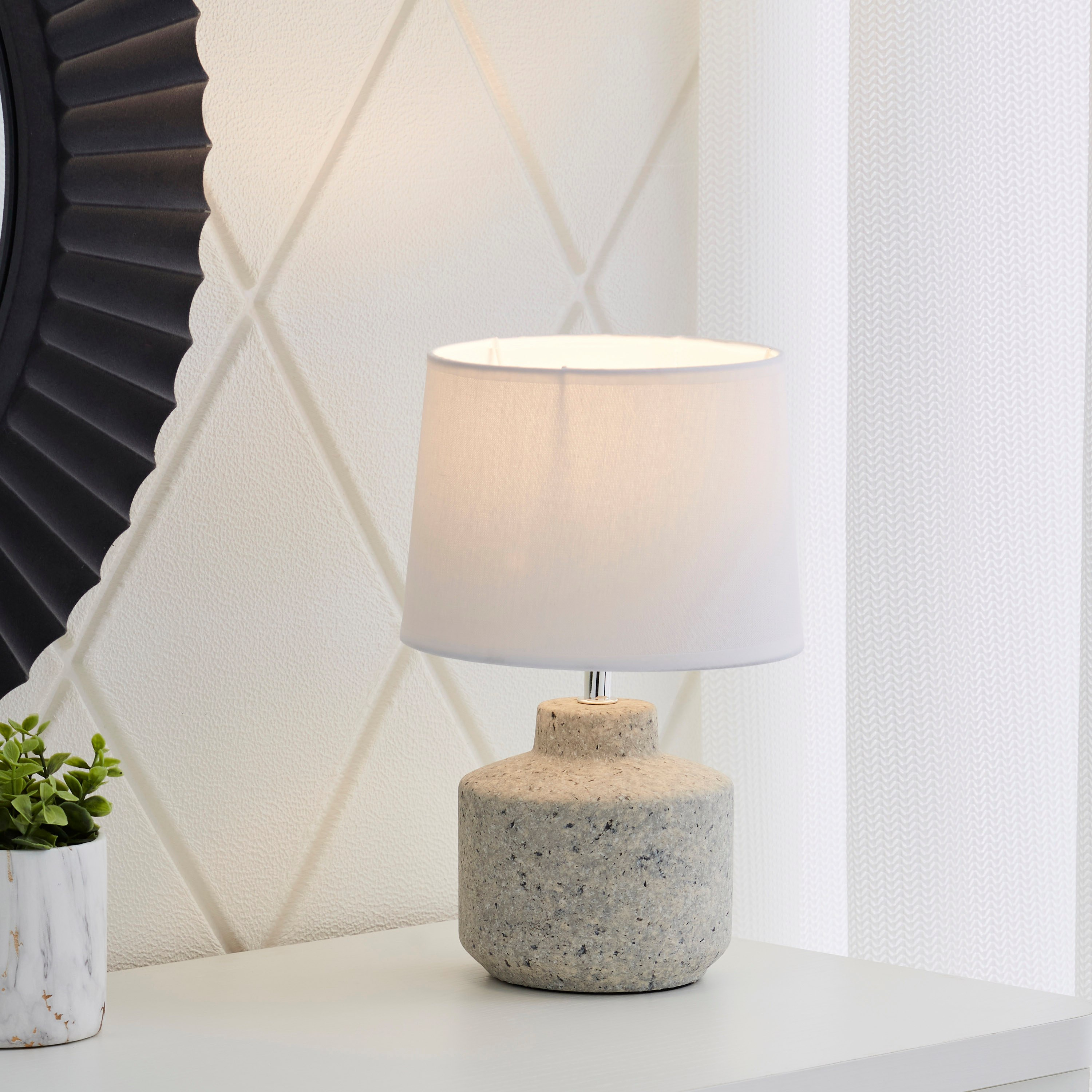 مصباح طاولة سيراميك بقاعدة بارزة الملمس من سكايلار - 20x20x29 سم-hbxlivingroom-lighting-tablelamps-image-2