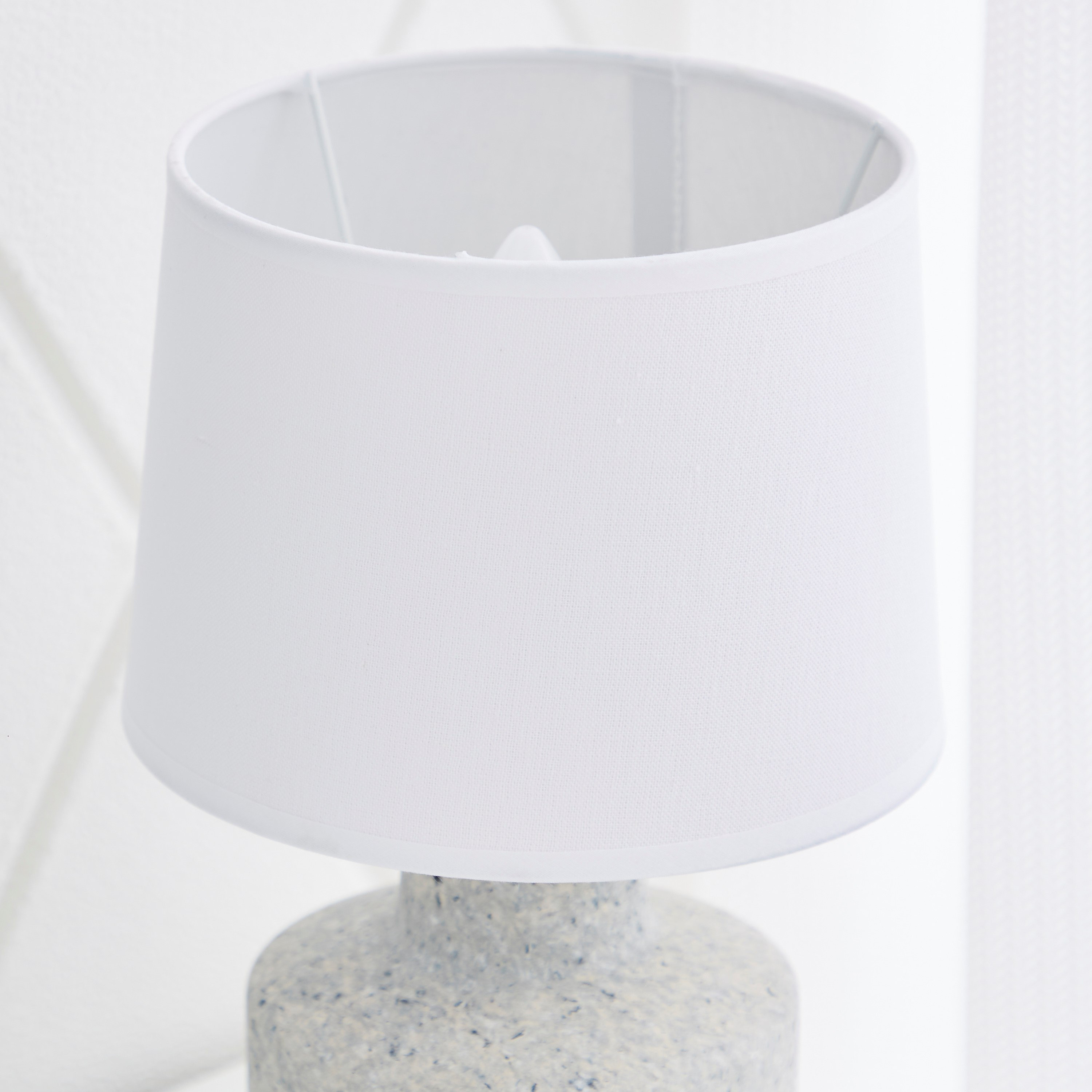 مصباح طاولة سيراميك بقاعدة بارزة الملمس من سكايلار - 20x20x29 سم-hbxlivingroom-lighting-tablelamps-image-3