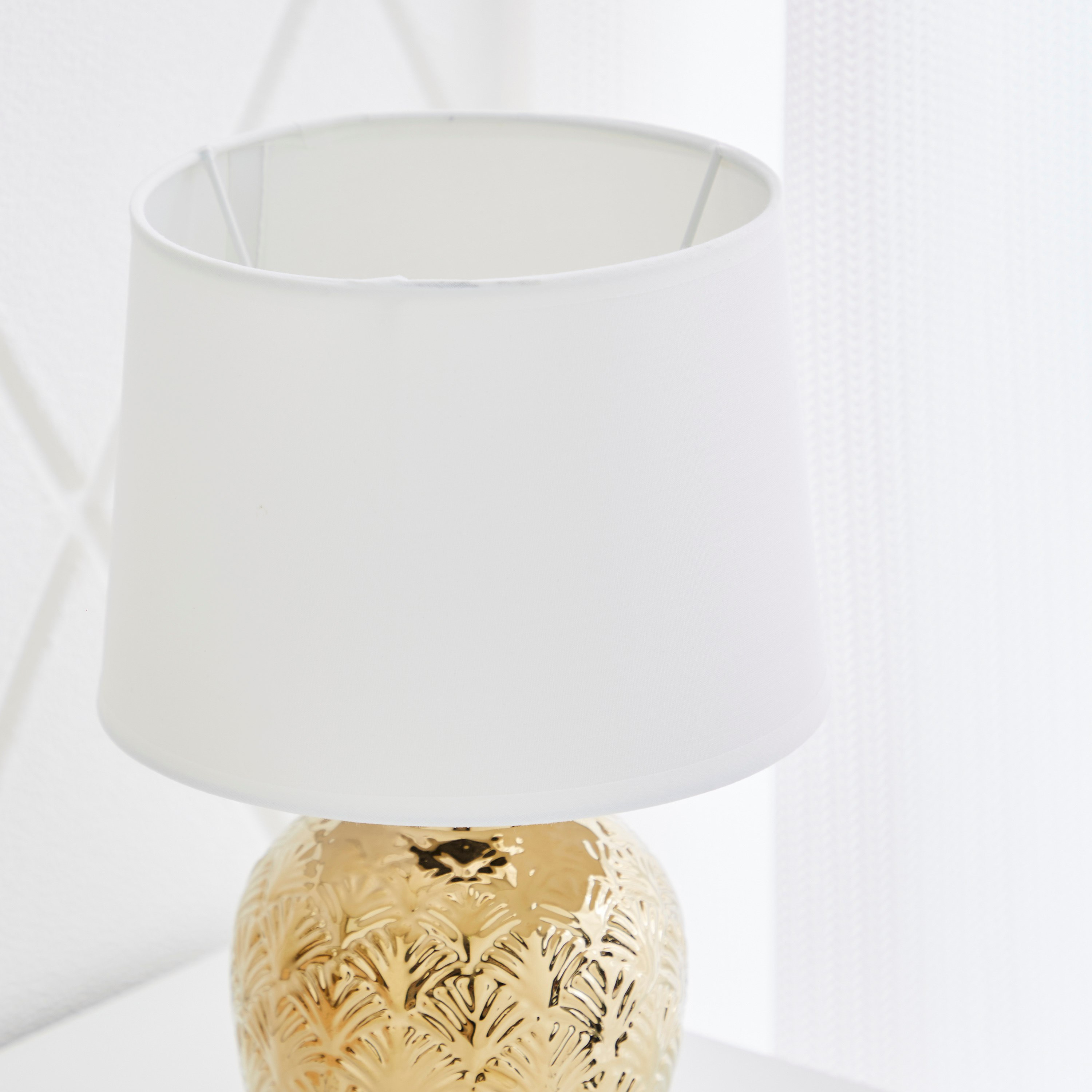 مصباح طاولة سيراميك بقاعدة مسبوكة بارزة الملمس من سكايلار - 20x20x29 سم-hbxlivingroom-lighting-tablelamps-image-3
