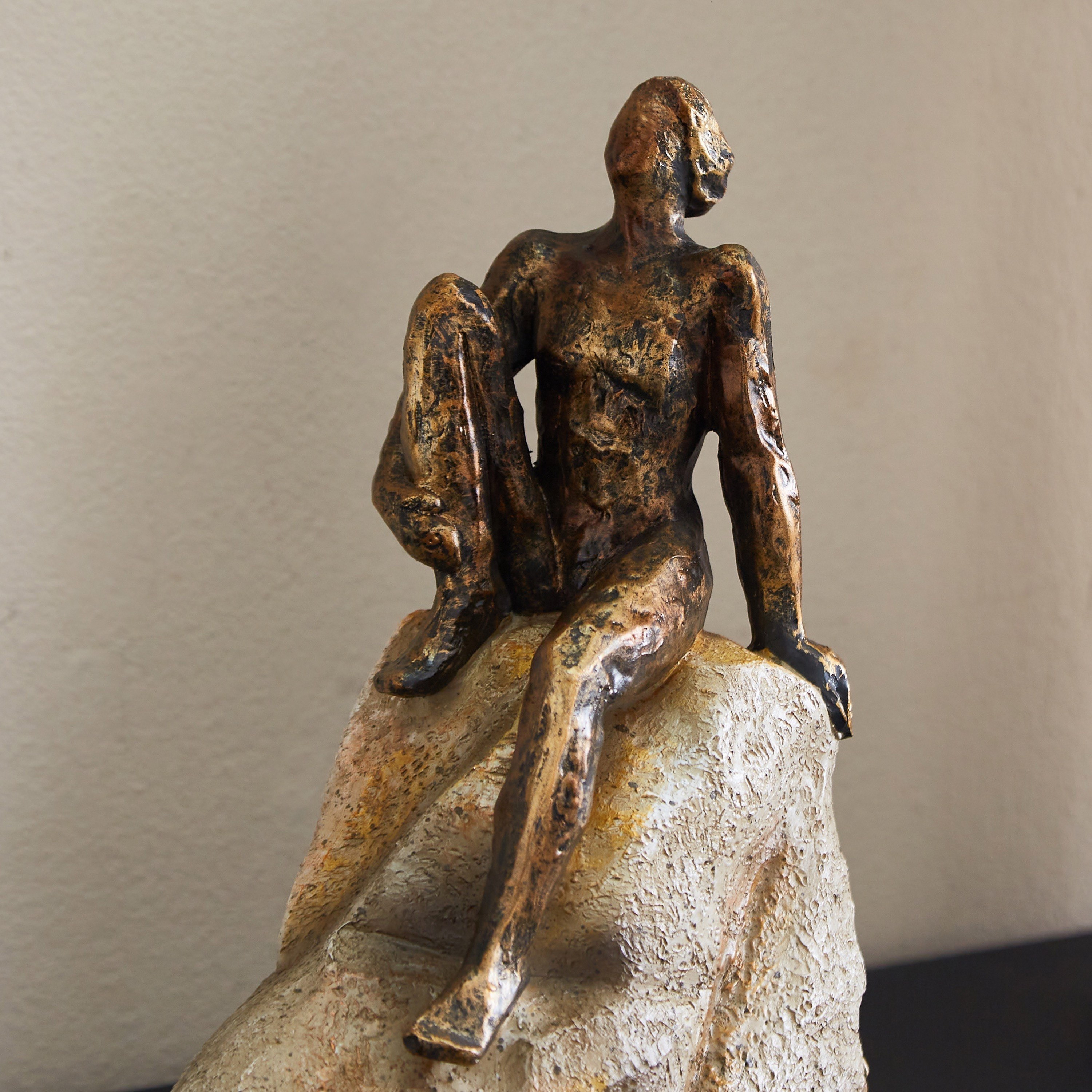تمثال بوليريسين لرجل على صخرة من إيسلا - 18.5x9.7x23.2 سم-hbxhomeware-homedecor-figurinesandornaments-image-3