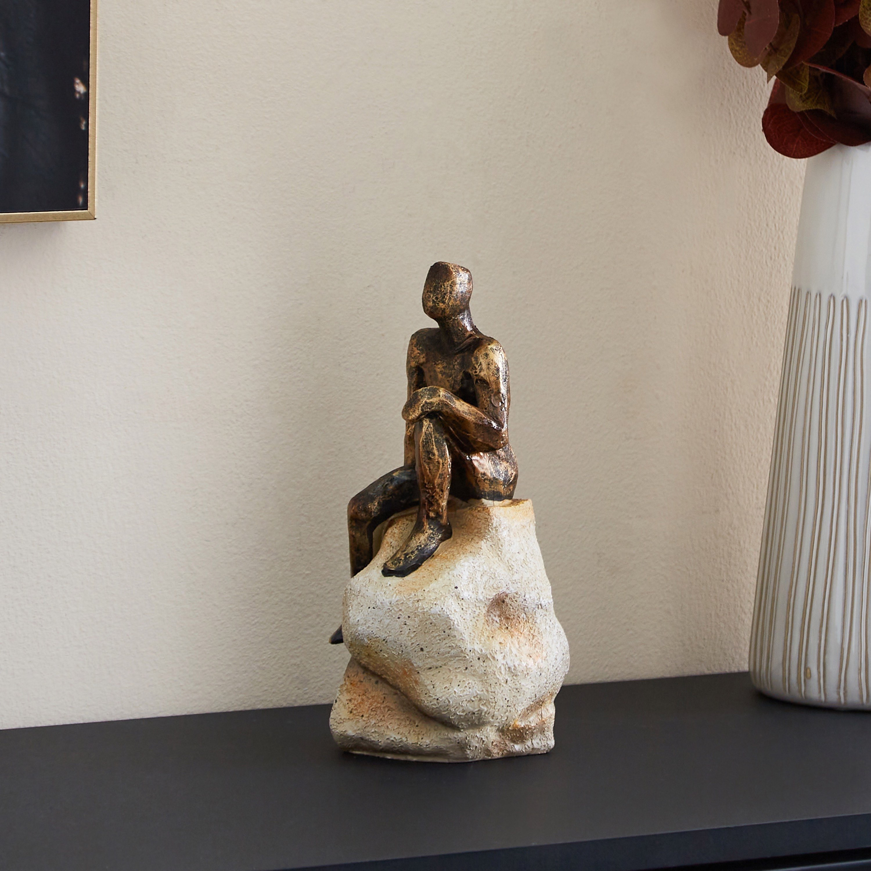 تمثال بوليريسين لرجل على صخرة من إيسلا - 10.8x9x22 سم-hbxhomeware-homedecor-figurinesandornaments-image-1