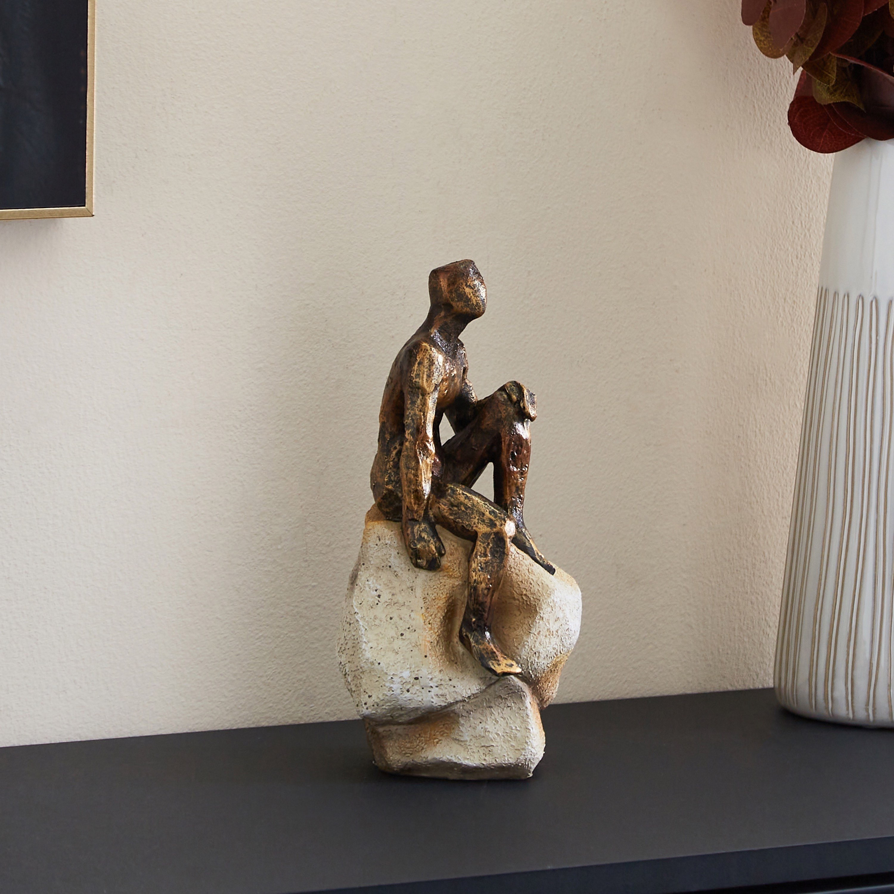 تمثال بوليريسين لرجل على صخرة من إيسلا - 10.8x9x22 سم-hbxhomeware-homedecor-figurinesandornaments-image-2