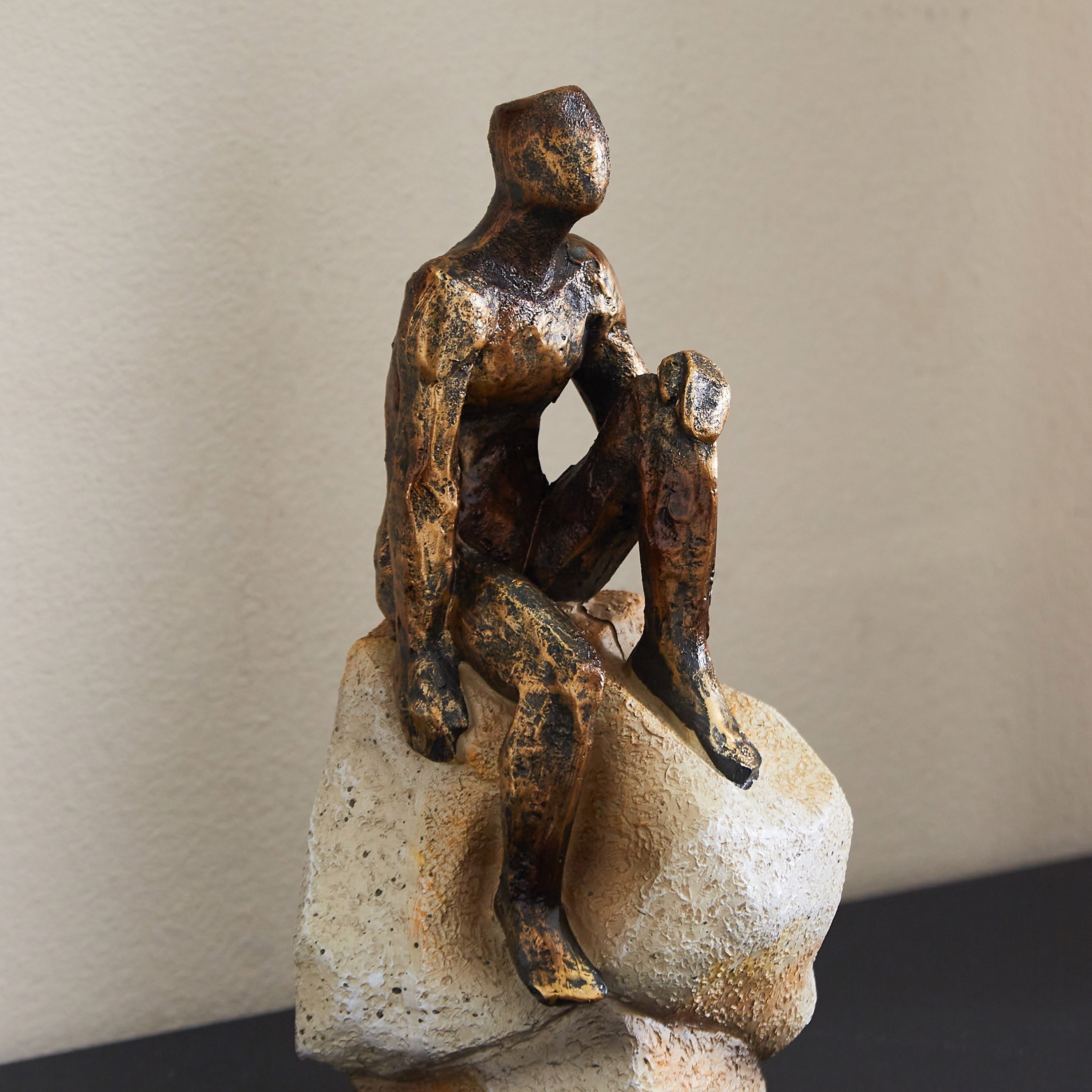 تمثال بوليريسين لرجل على صخرة من إيسلا - 10.8x9x22 سم-hbxhomeware-homedecor-figurinesandornaments-image-3