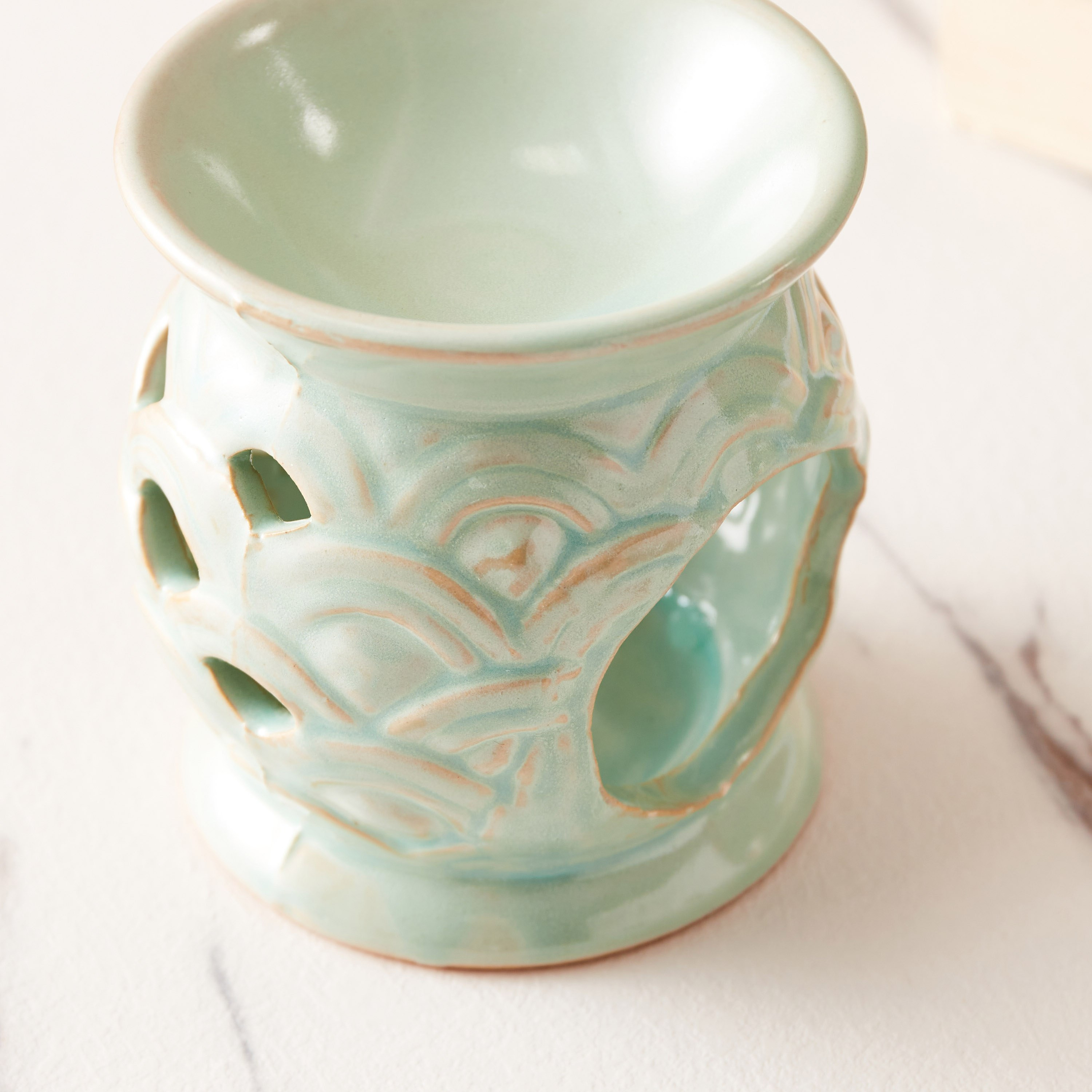 مبخرة زيوت سيراميك بتصاميم مفرغّة من زيتا - 9x9x10 سم-hbxbedroom-homefragrance-oilburners-image-4