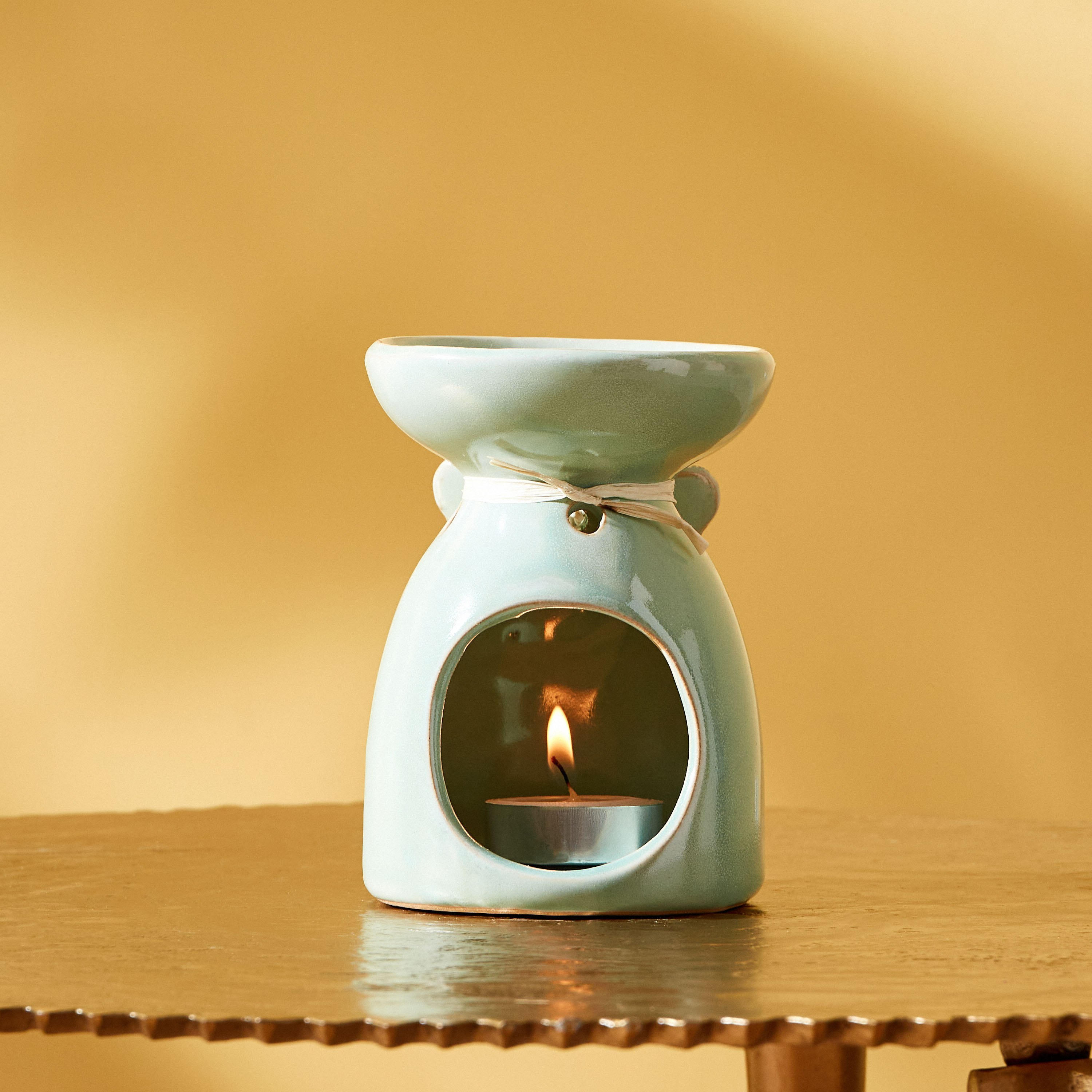 مبخرة زيوت سيراميك بزيّنة فراشة من زيتا - 9x9x12 سم-hbxbedroom-homefragrance-oilburners-image-1
