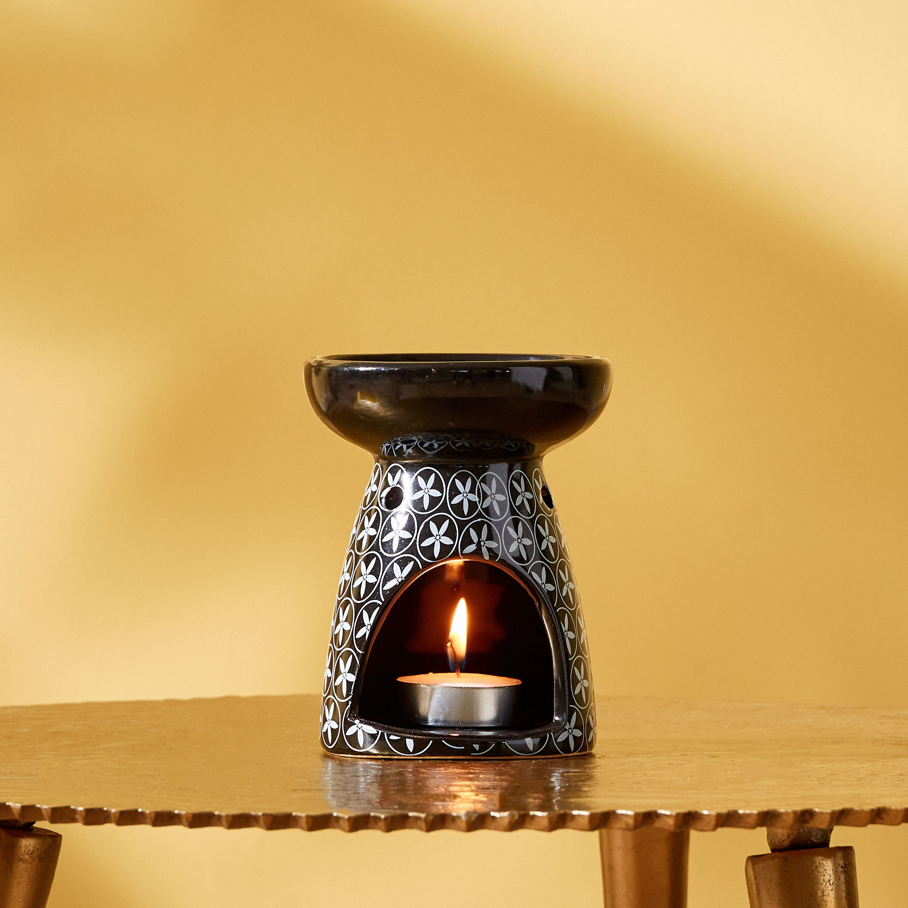 مبخرة زيوت سيراميك بزيّنة نجمة من زيتا - 10x10x12 سم-hbxbedroom-homefragrance-oilburners-image-1