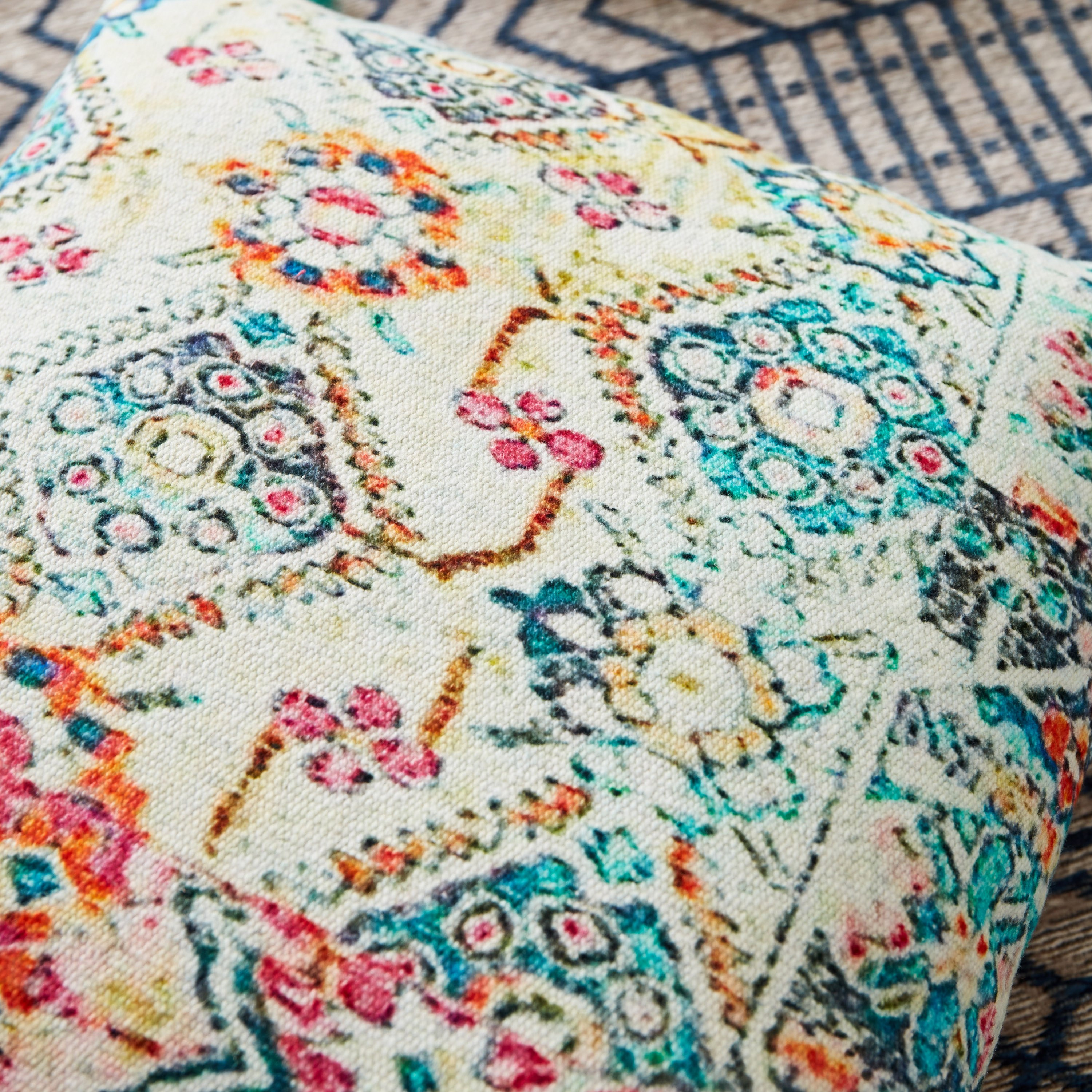 وسادة بتصميم رقعات وطبعات من مارجان ماهير - 40x40 سم-hbxhomeware-hbxdecorandfurnishings-image-3
