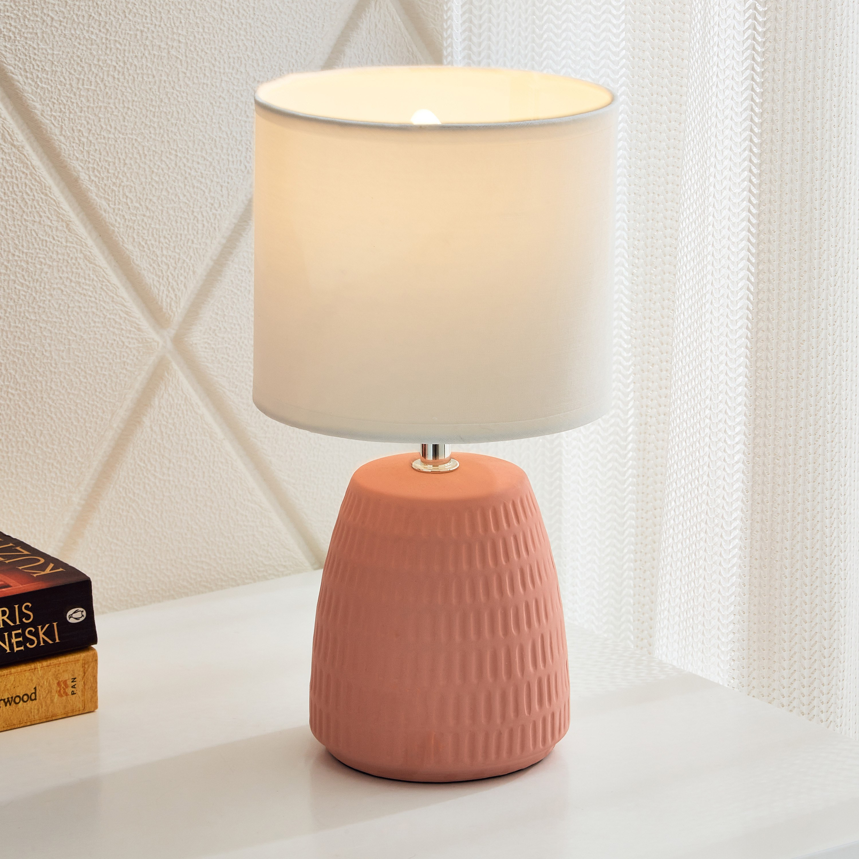 مصباح طاولة سيراميك بقاعدة بارزة الملمس 15x15x30 سم - كوو-hbxlivingroom-lighting-tablelamps-image-2