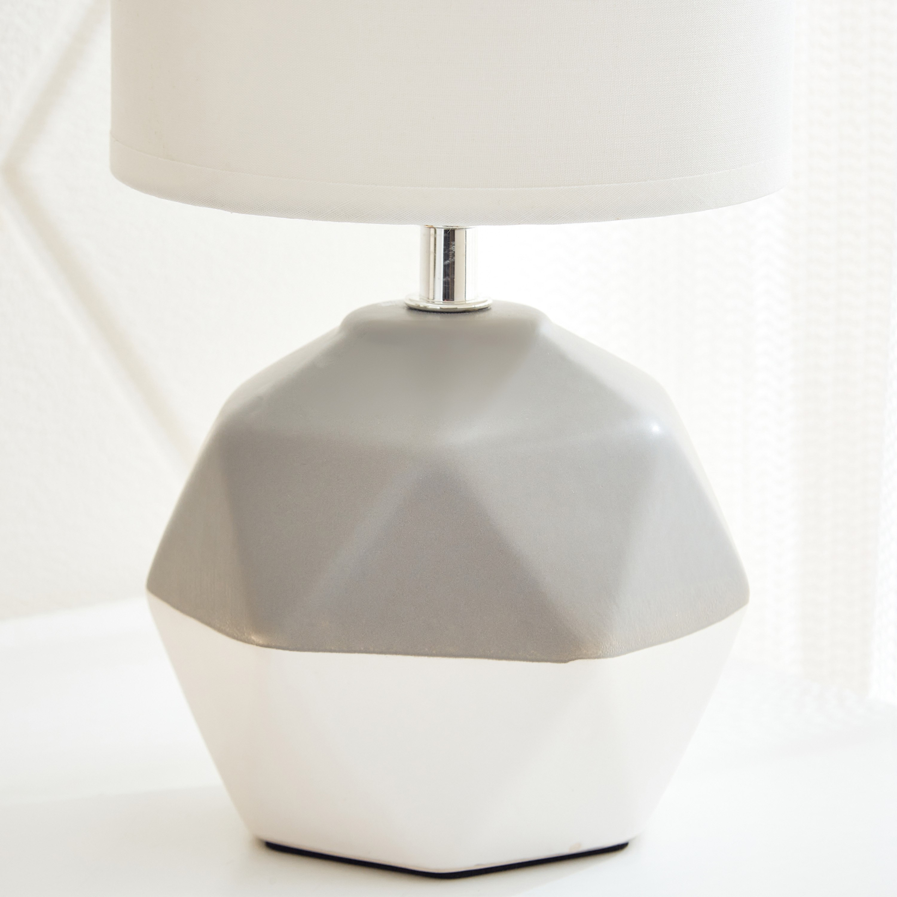مصباح طاولة سيراميك بقاعدة هندسيّة من كوو - 15x15x31 سم-hbxlivingroom-lighting-tablelamps-image-3