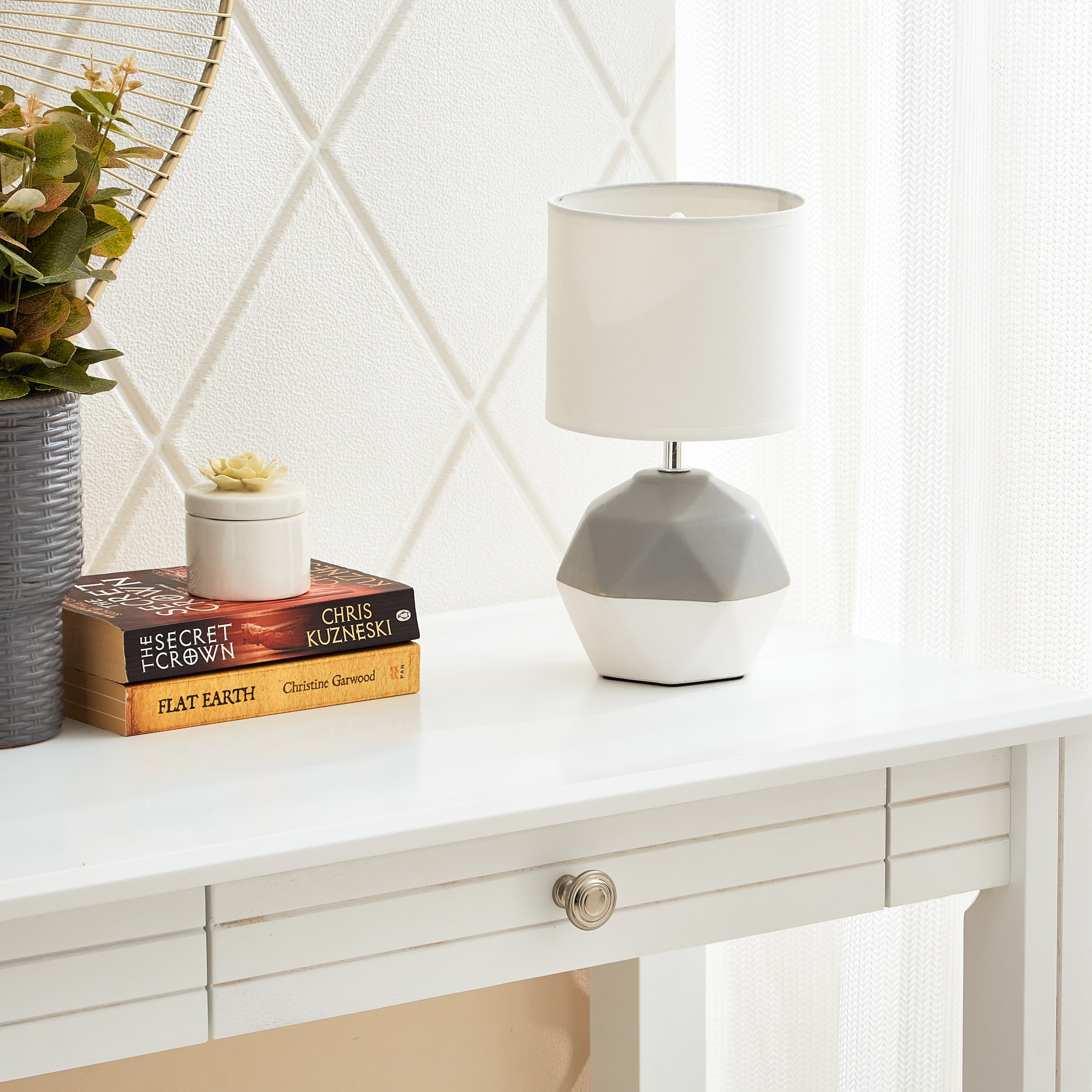 مصباح طاولة سيراميك بقاعدة هندسيّة من كوو - 15x15x31 سم-hbxlivingroom-lighting-tablelamps-image-4