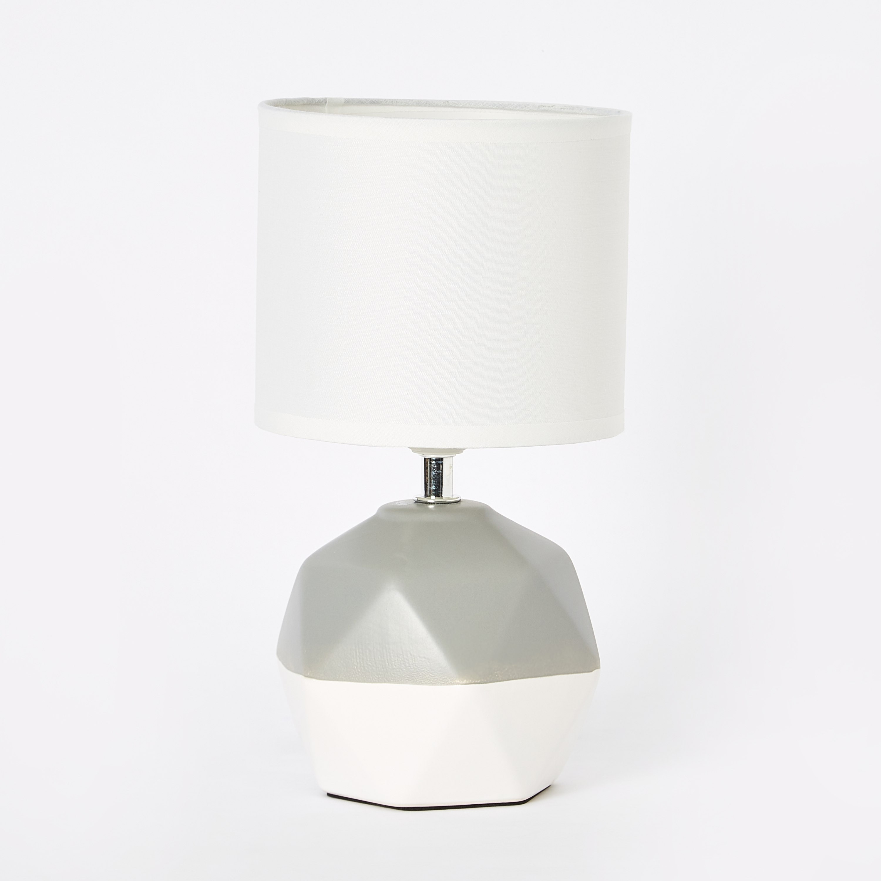 مصباح طاولة سيراميك بقاعدة هندسيّة من كوو - 15x15x31 سم-hbxlivingroom-lighting-tablelamps-image-5