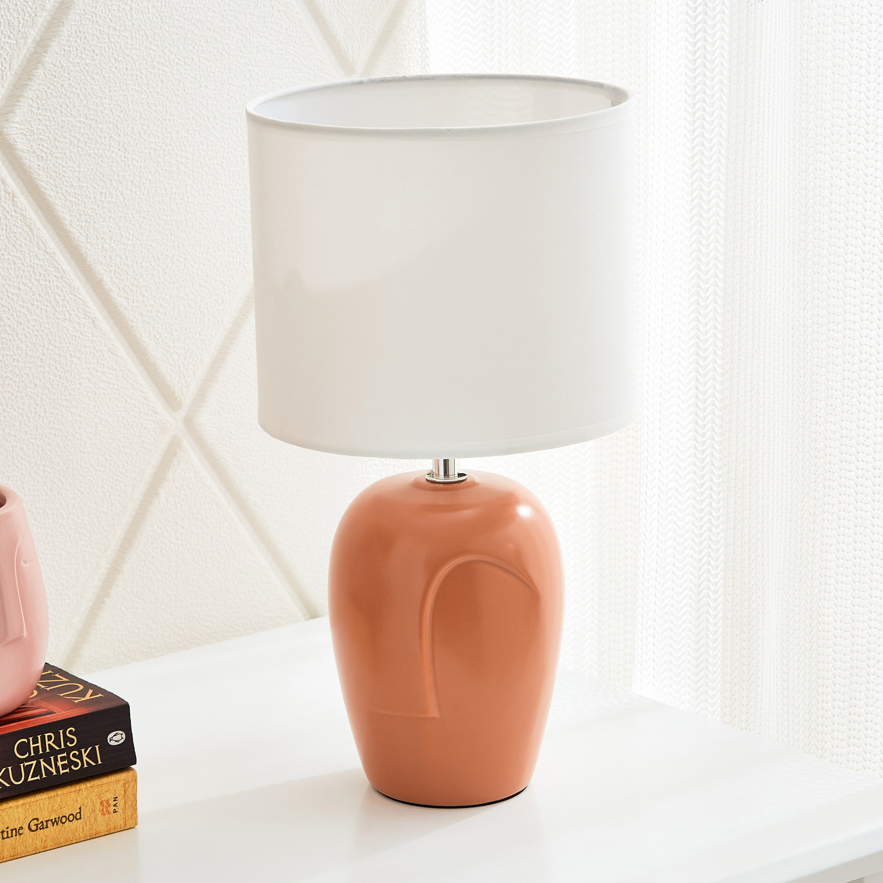 مصباح طاولة بقاعدة سيراميك من كوو - 18x19x34 سم-hbxlivingroom-lighting-tablelamps-image-1