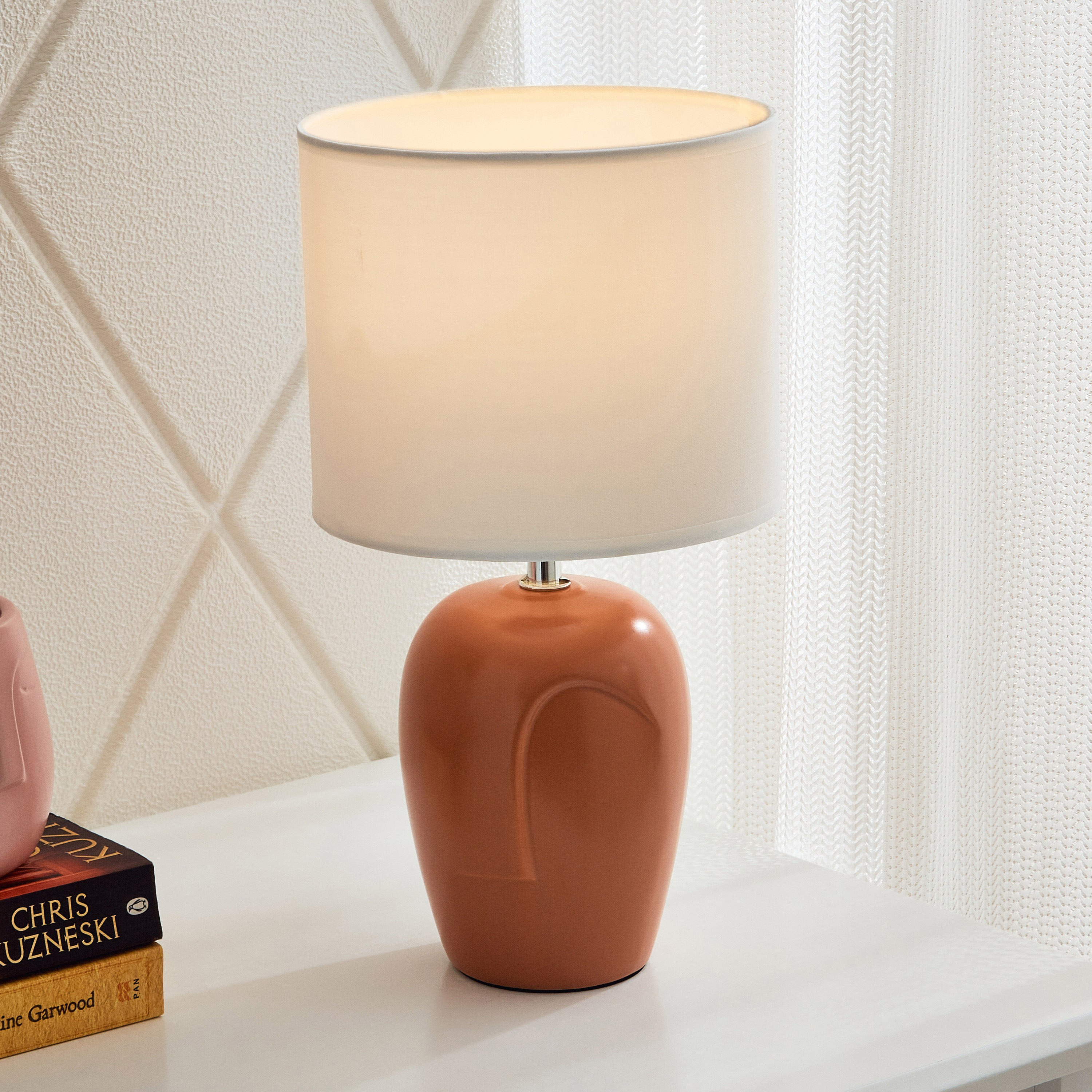 مصباح طاولة بقاعدة سيراميك من كوو - 18x19x34 سم-hbxlivingroom-lighting-tablelamps-image-2