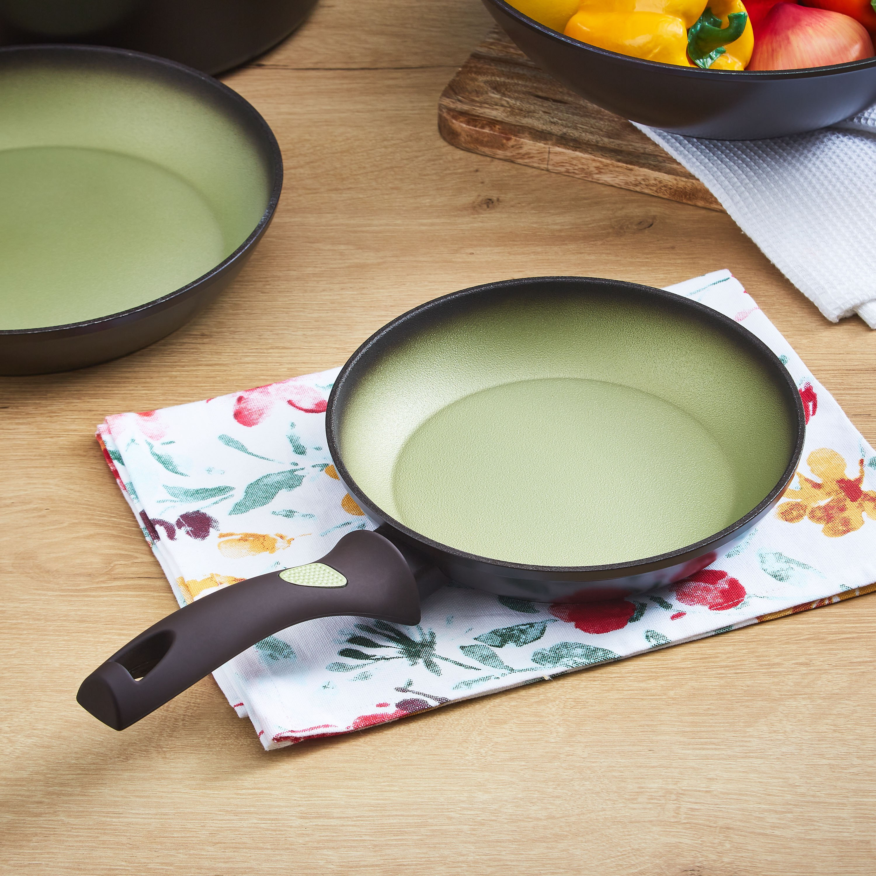 مقلاة بمقبض ناعم من فيست أفوكادو- 20 سم-hbxkitchen-kitchenware-foodpreparation-image-1