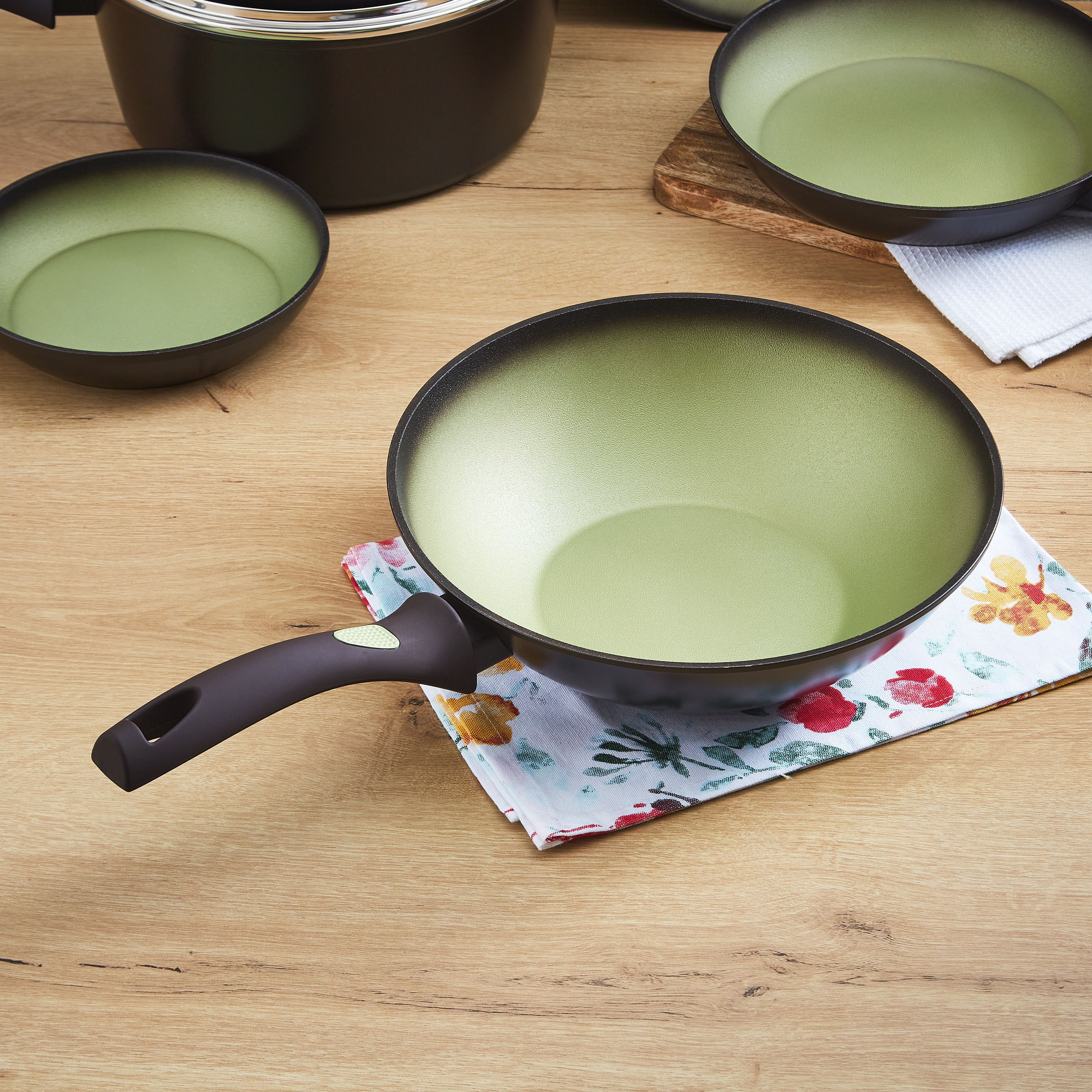 Feast Avocado Wok with Soft Grip Handle - 28 cm-hbxkitchen-kitchenware-foodpreparation-image-1