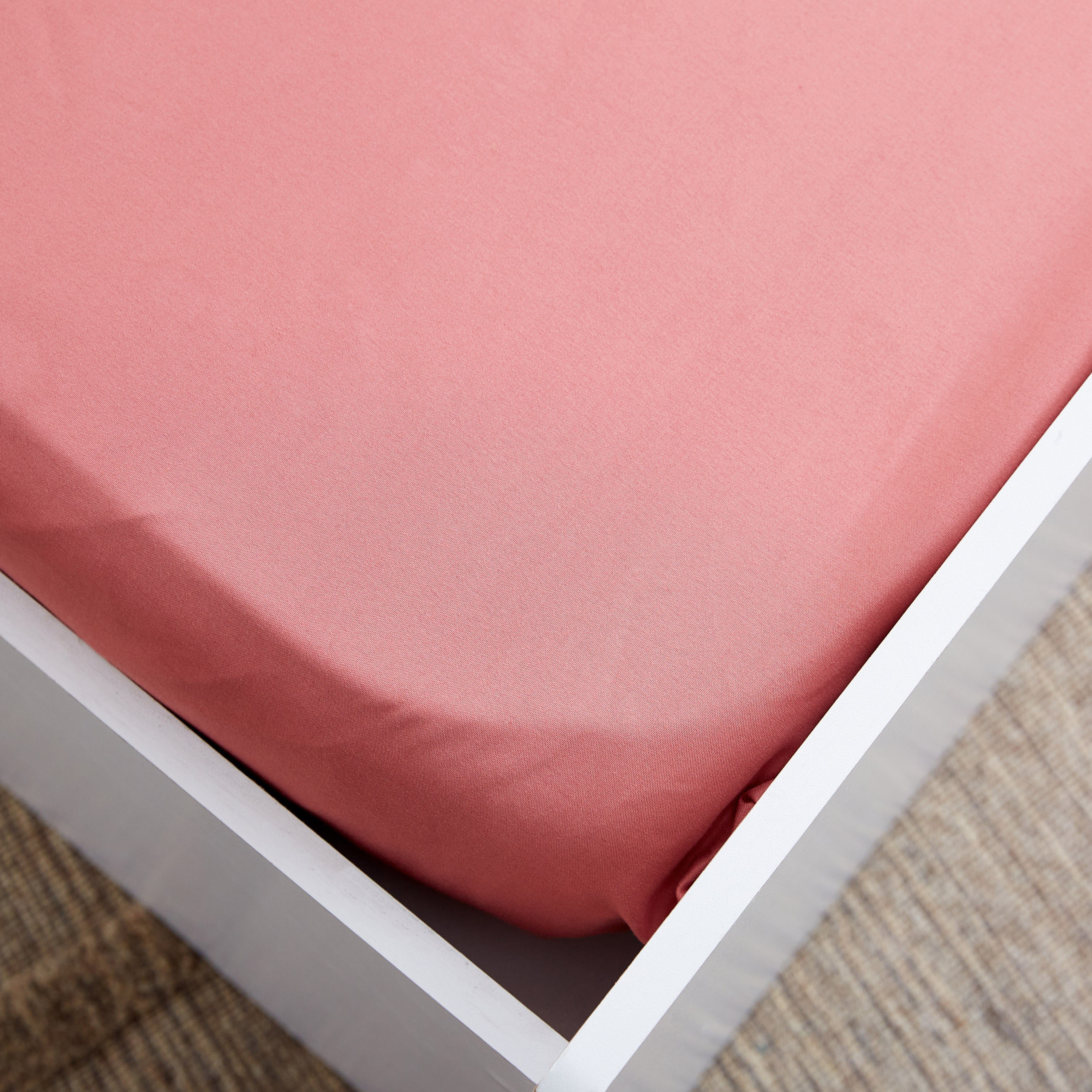 شرشف مطاطي فردي سادة ألياف دقيقة من ديربي - 90x190+20 سم-hbxhomeware-hbxbedroom-image-4