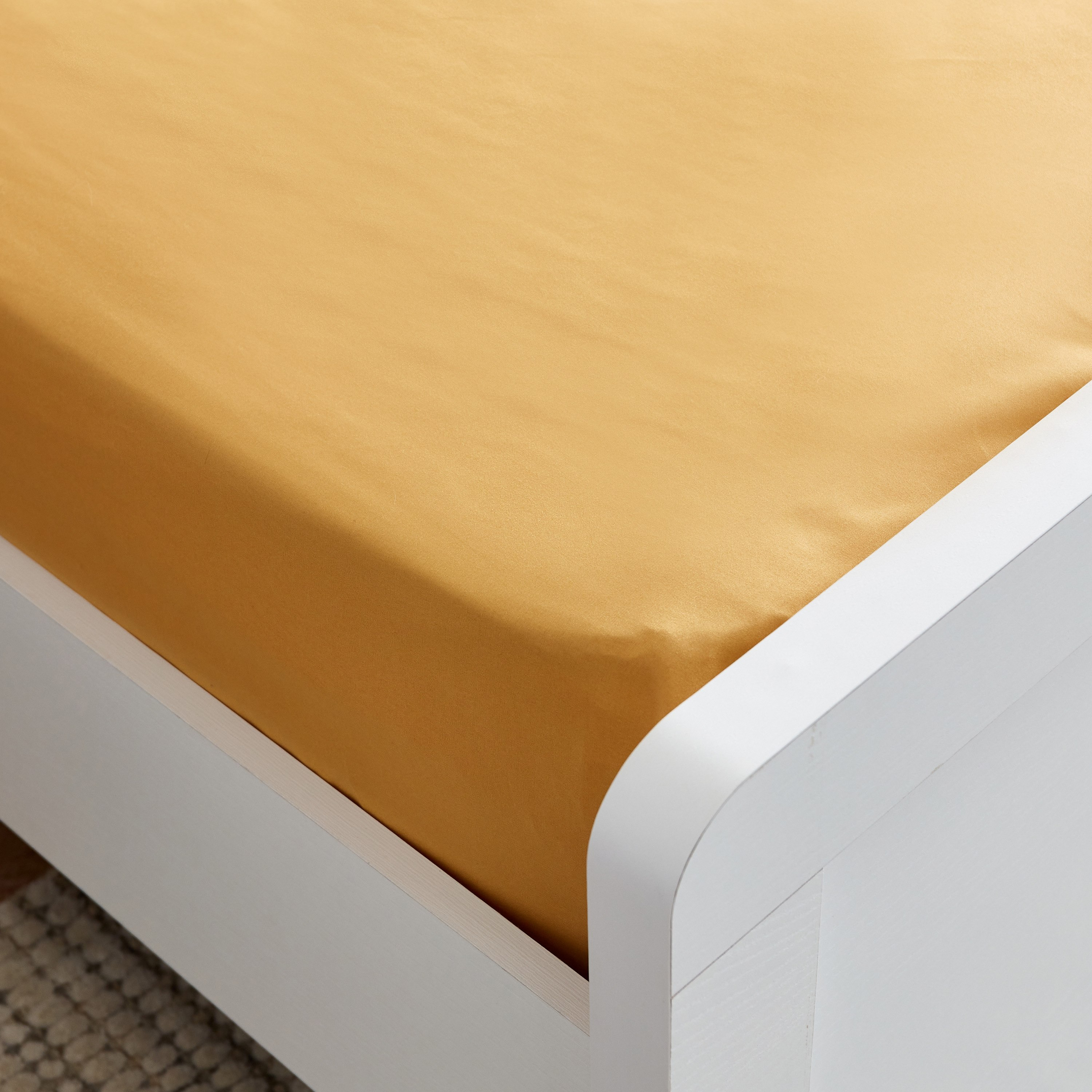 شرشف مطاطي كينج سادة ألياف دقيقة من ديربي - 180x200+25 سم-hbxhomeware-hbxbedroom-image-4