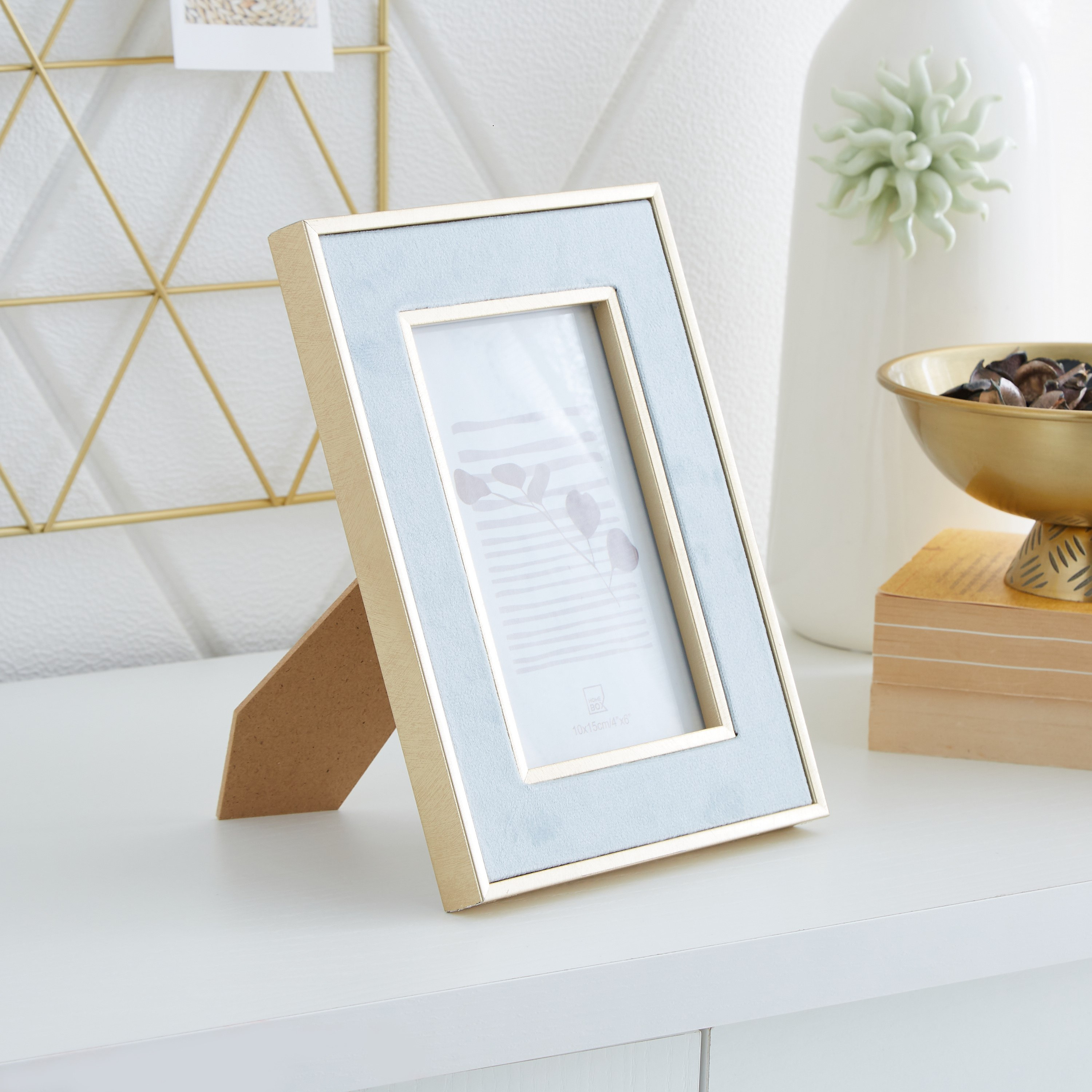 برواز صور مخملي من ليا - 17x2x22  سم-hbxbedroom-decorandaccessories-photoframes-image-1