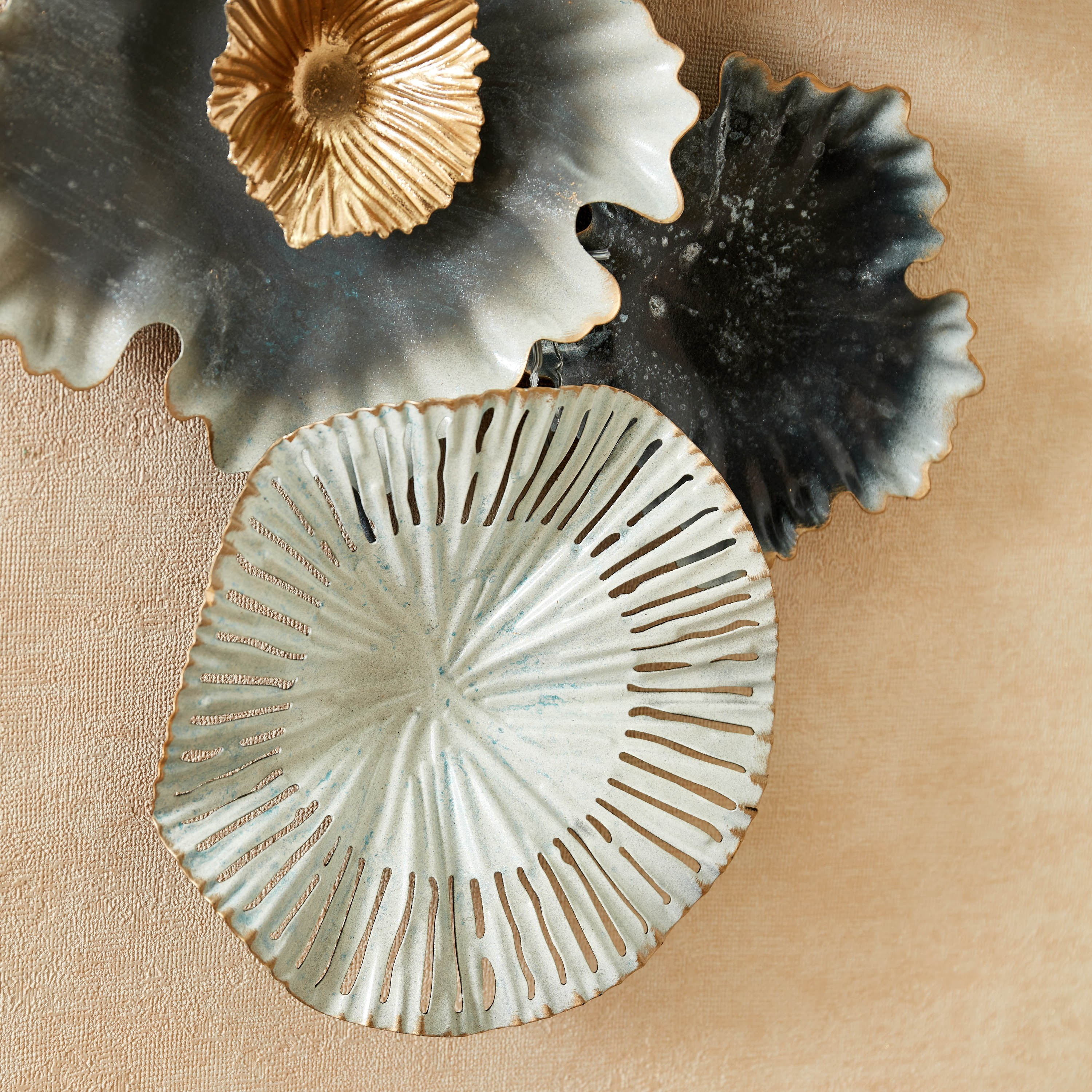 Iris Metal Flowers on Circle Wall Art - 38x4x67 cm-hbxdiningroom-walldecor-wallart-image-4