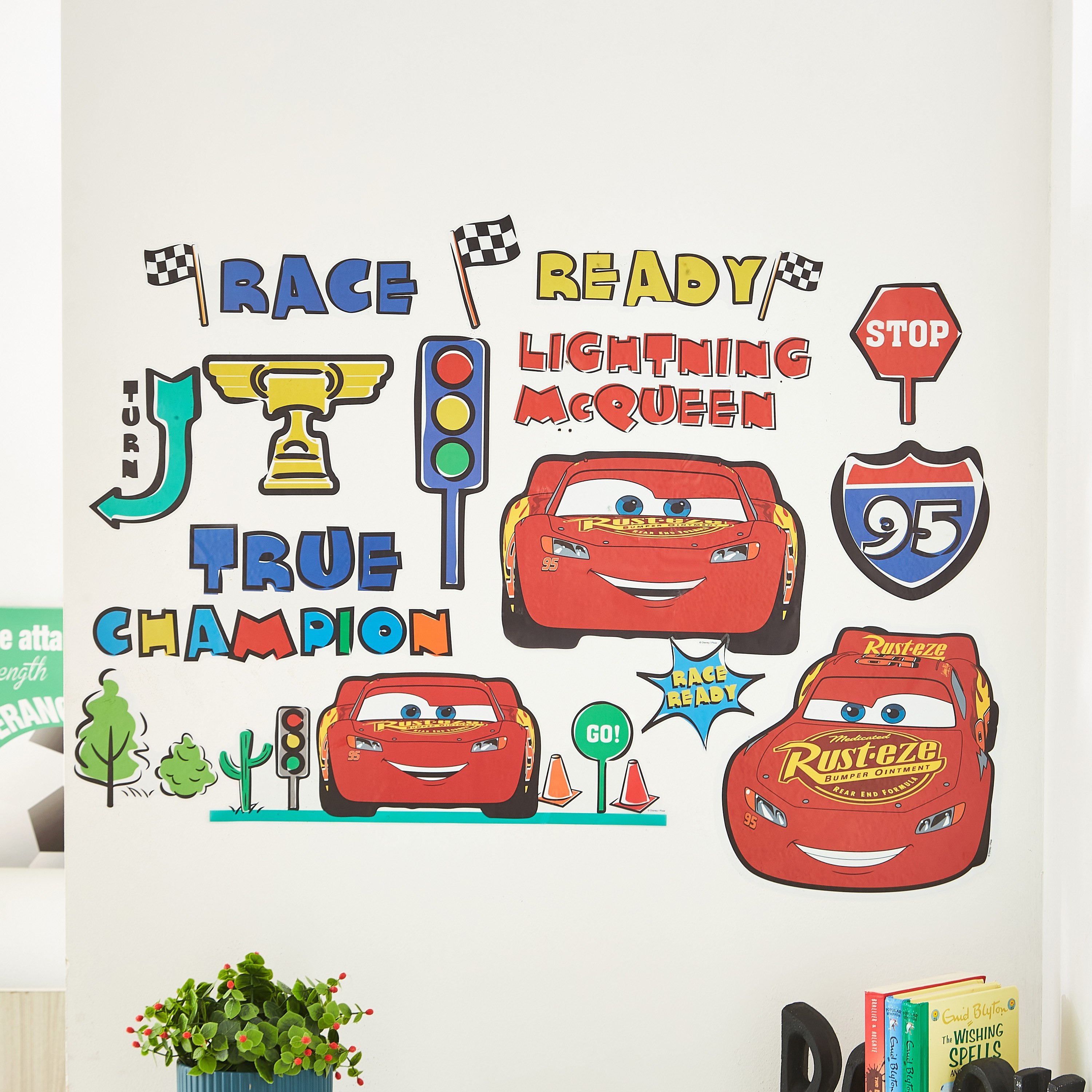 ملصق حائط قابل لإعادة الاستخدام ترو تشامبيون - 60x100 سم-hbxhomeware-hbxkidsandyouth-image-1