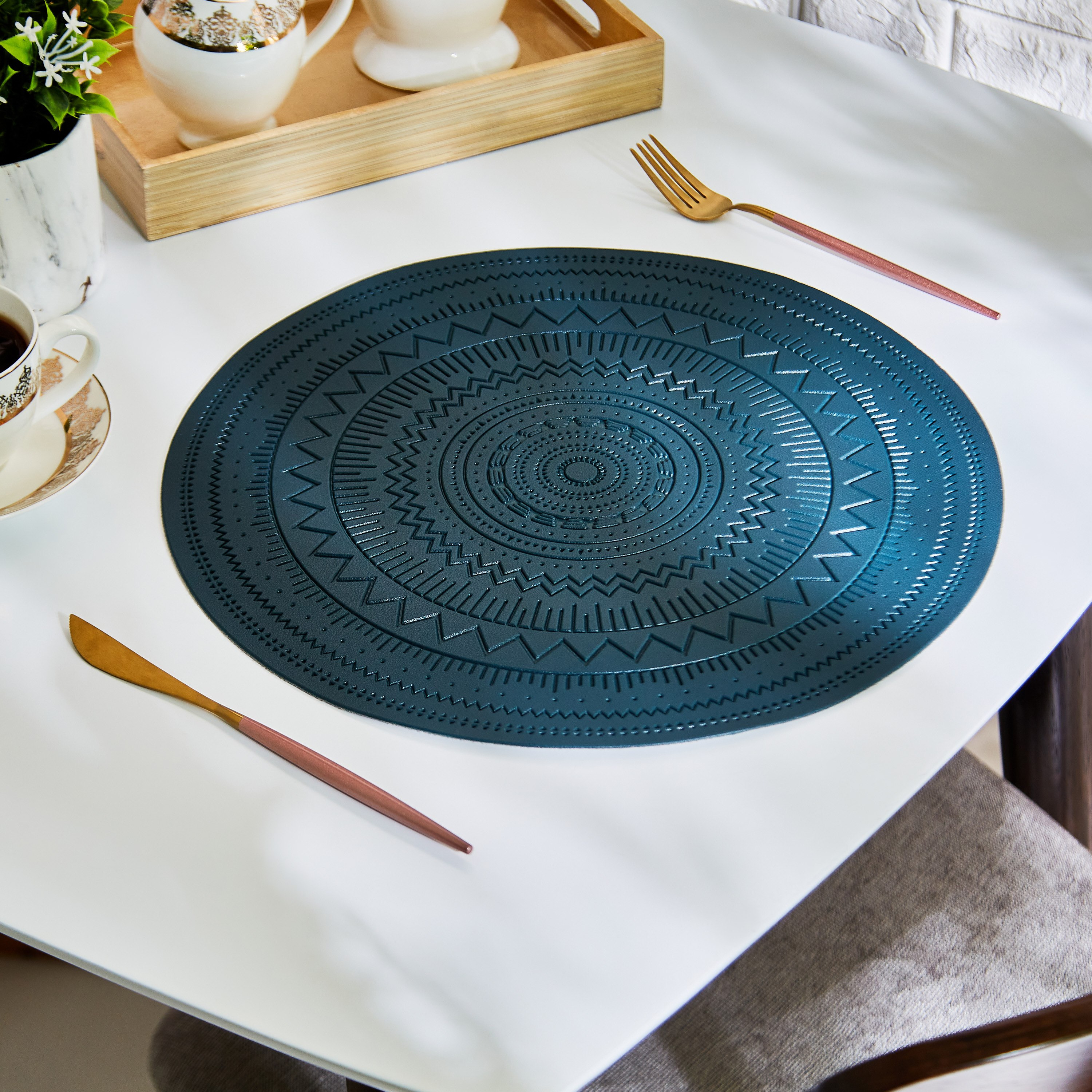 لبادة صحون بي في سي - ويلو - 38 سم-hbxdecorandfurnishings-homefurnishings-tablelinens-image-1