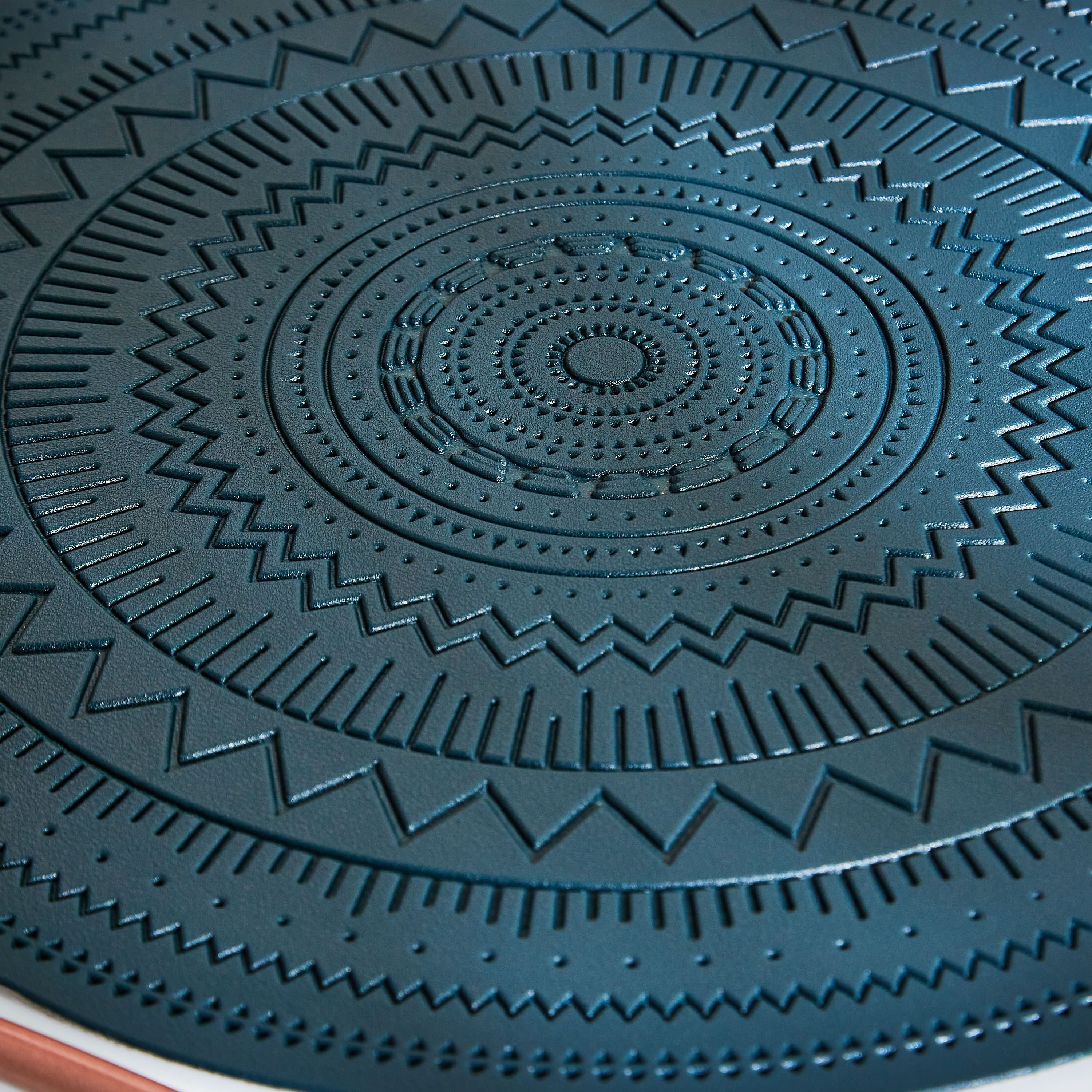 لبادة صحون بي في سي - ويلو - 38 سم-hbxdecorandfurnishings-homefurnishings-tablelinens-image-2
