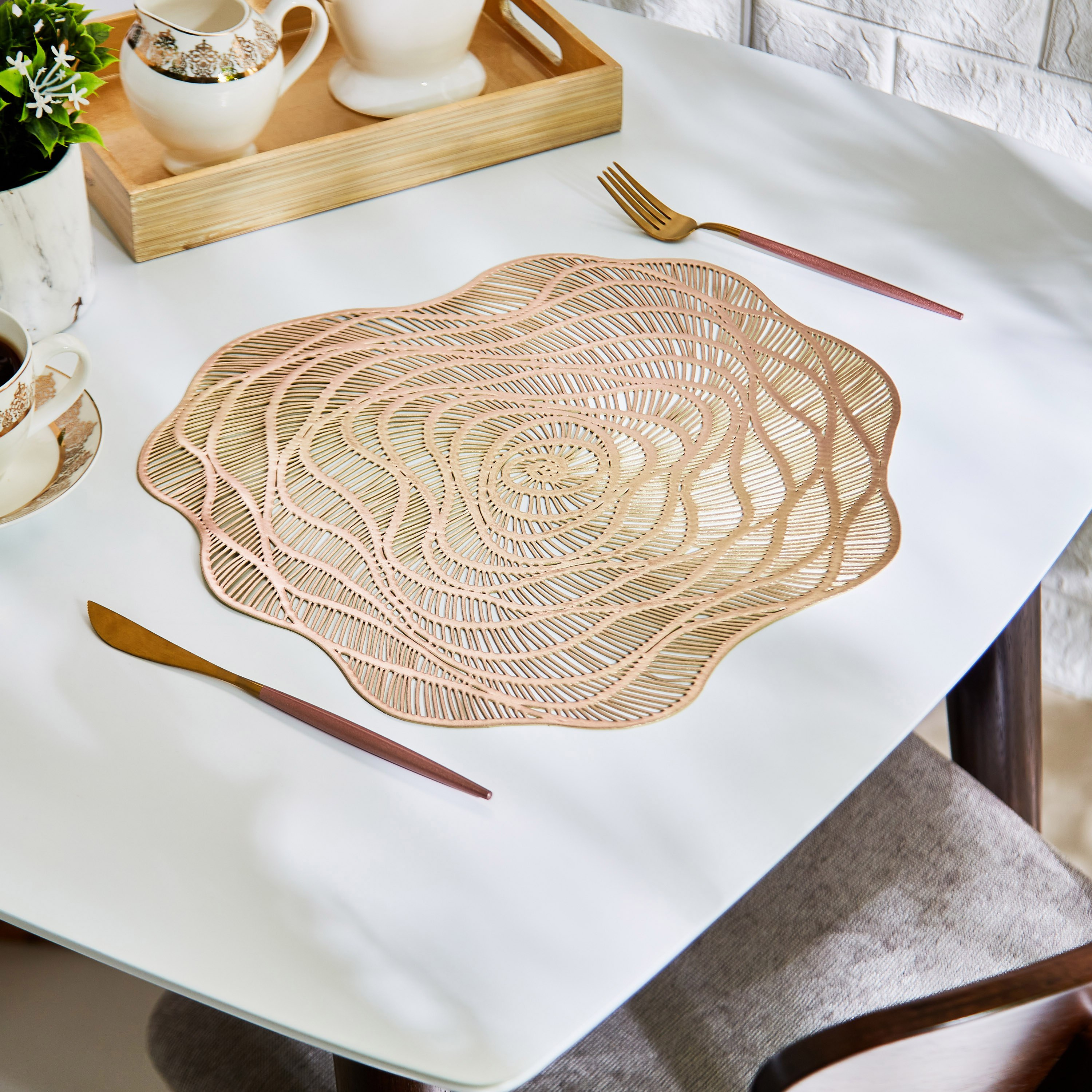 لبادة صحون بي في سي من جوليان - 38 سم-hbxdecorandfurnishings-homefurnishings-tablelinens-image-1