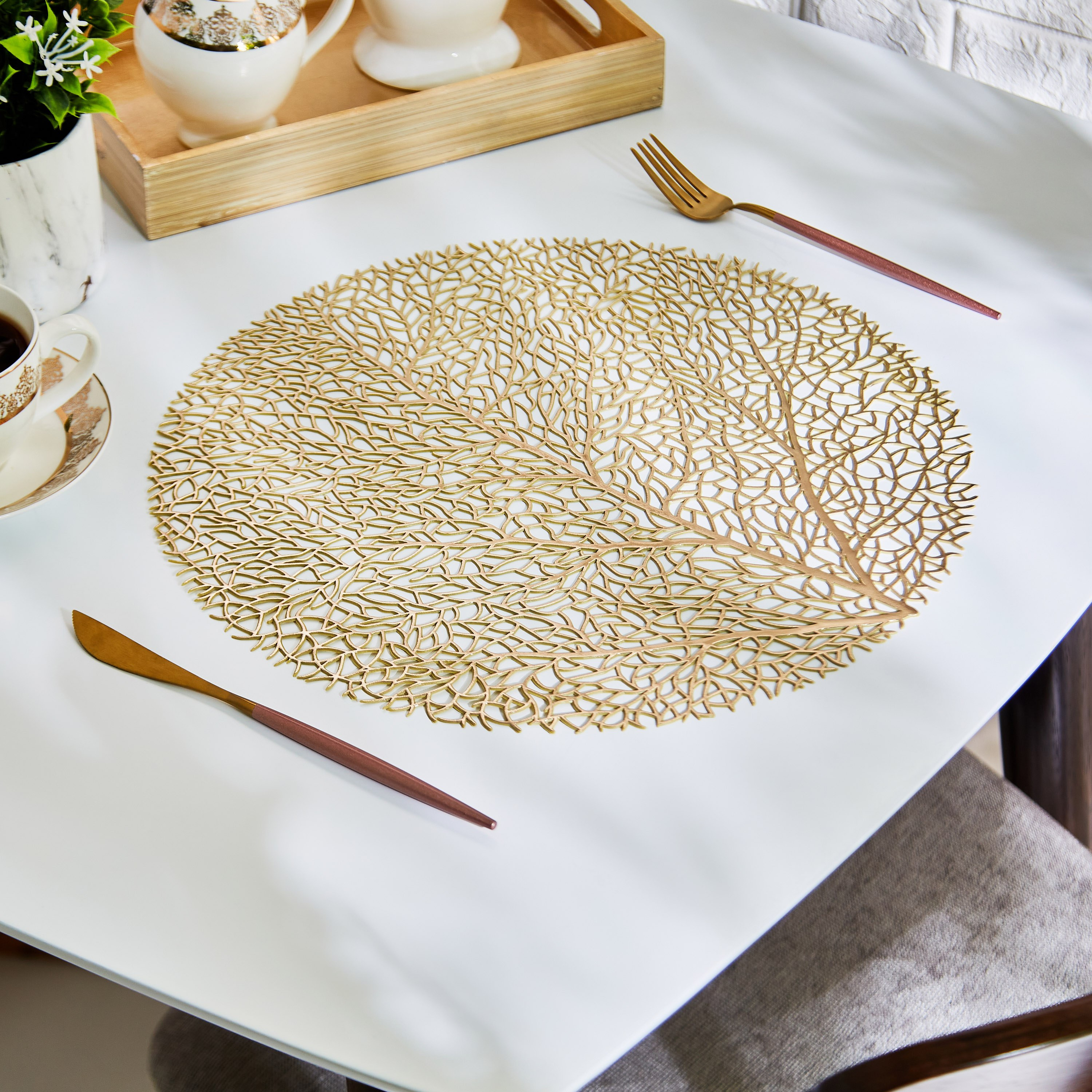 لبادة صحون من كلوريد البولي فينيل بتصميم ورق مرجاني - 38 سم-hbxdecorandfurnishings-homefurnishings-tablelinens-image-1
