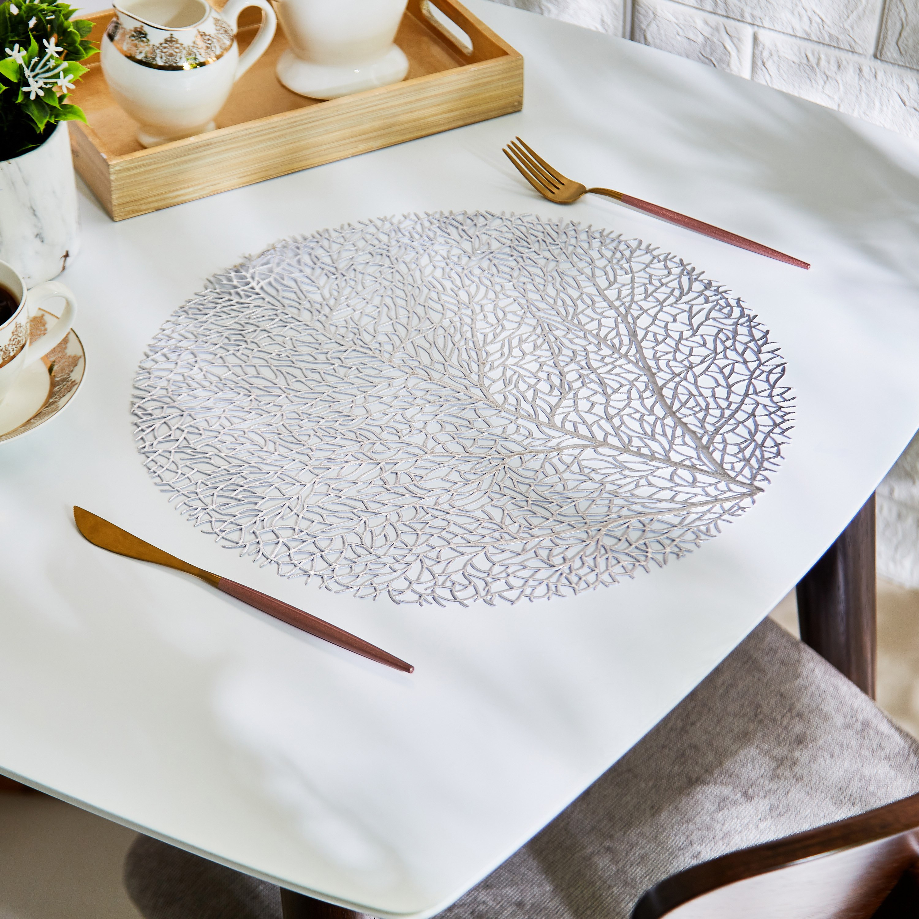 لبادة صحون بي في سي على شكل ورق مرجاني - 38 سم-hbxdecorandfurnishings-homefurnishings-tablelinens-image-1