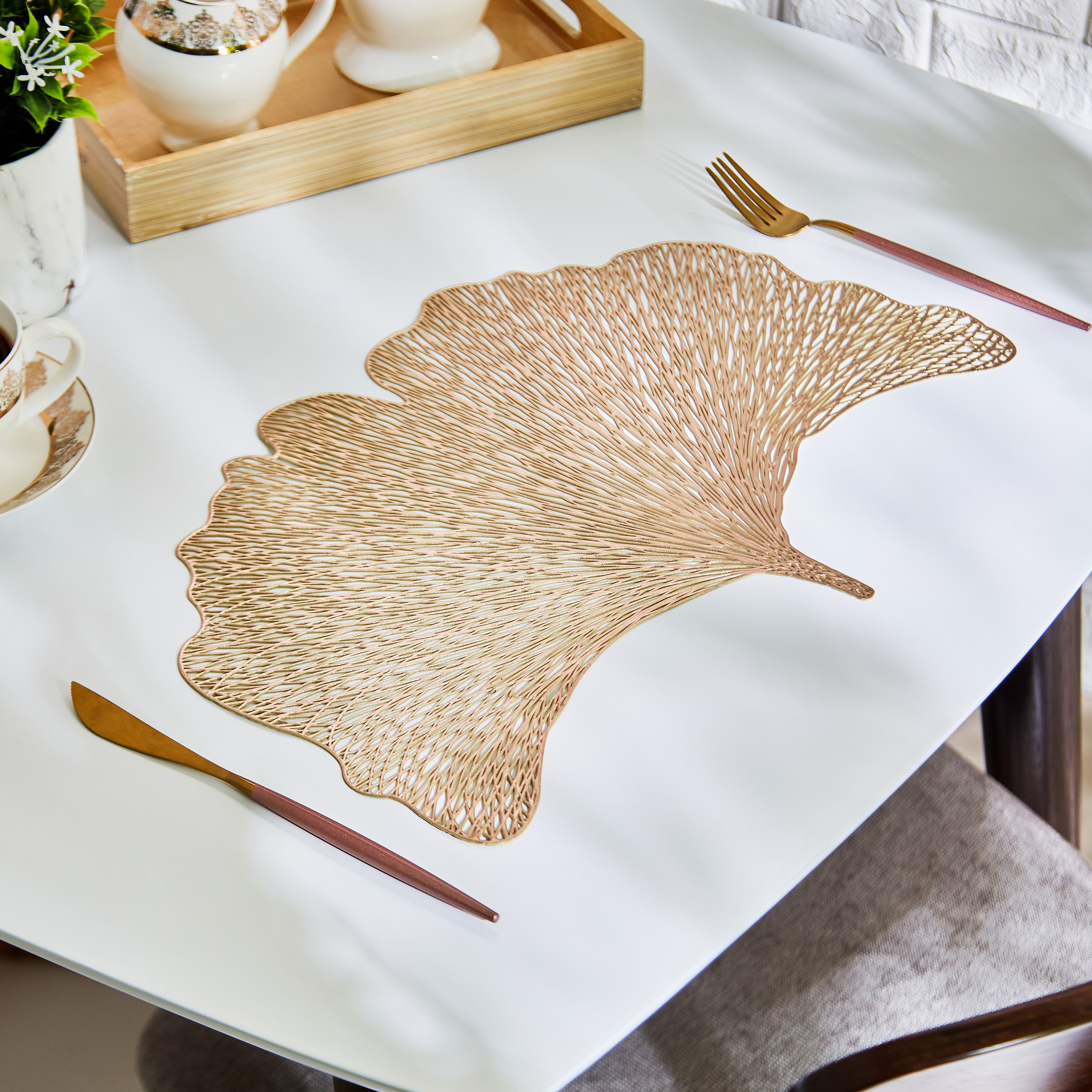 مفرش طاولة بي في سي على شكل ورقة جنكة- 30x44 سم-hbxdecorandfurnishings-homefurnishings-tablelinens-image-1