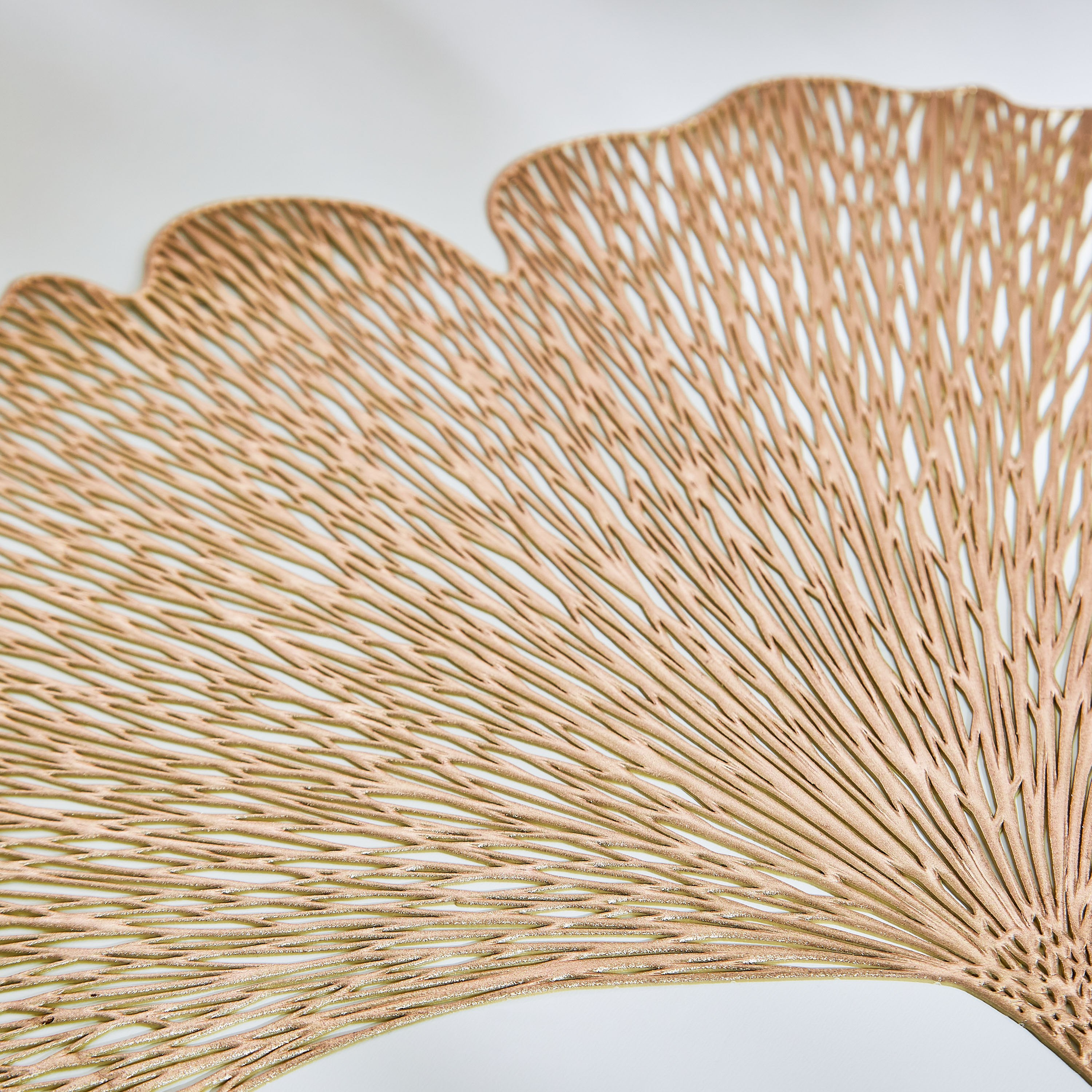مفرش طاولة بي في سي على شكل ورقة جنكة- 30x44 سم-hbxdecorandfurnishings-homefurnishings-tablelinens-image-2