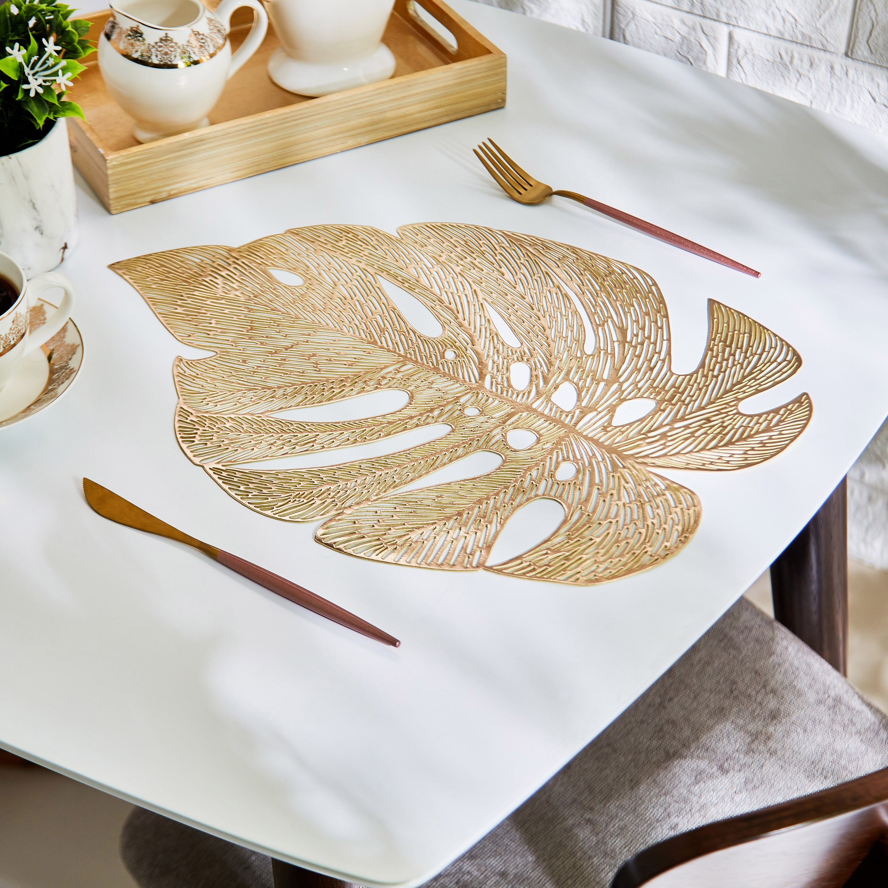 لبادة صحون من كلوريد البولي فينيل بتصميم ورق النخيل - 43×32 سم-hbxdecorandfurnishings-homefurnishings-tablelinens-image-1