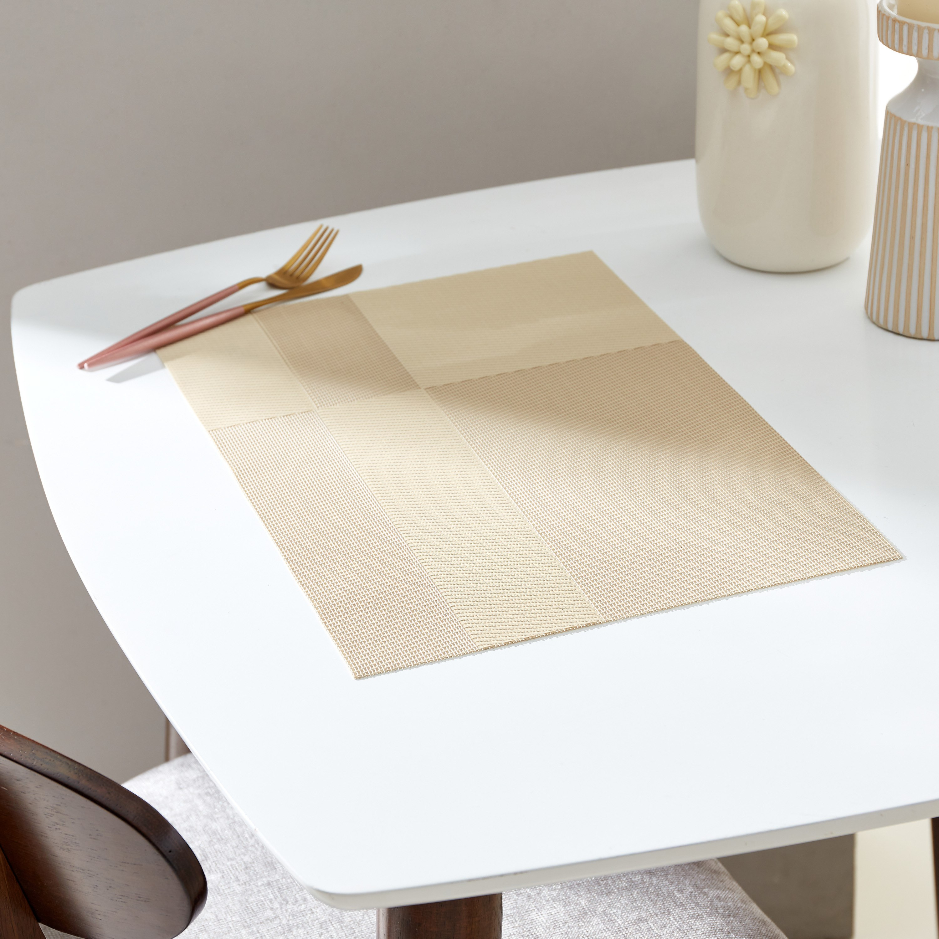 لبادة صحون بي في سي من هيلي - 30x45 سم-hbxdecorandfurnishings-homefurnishings-tablelinens-image-1