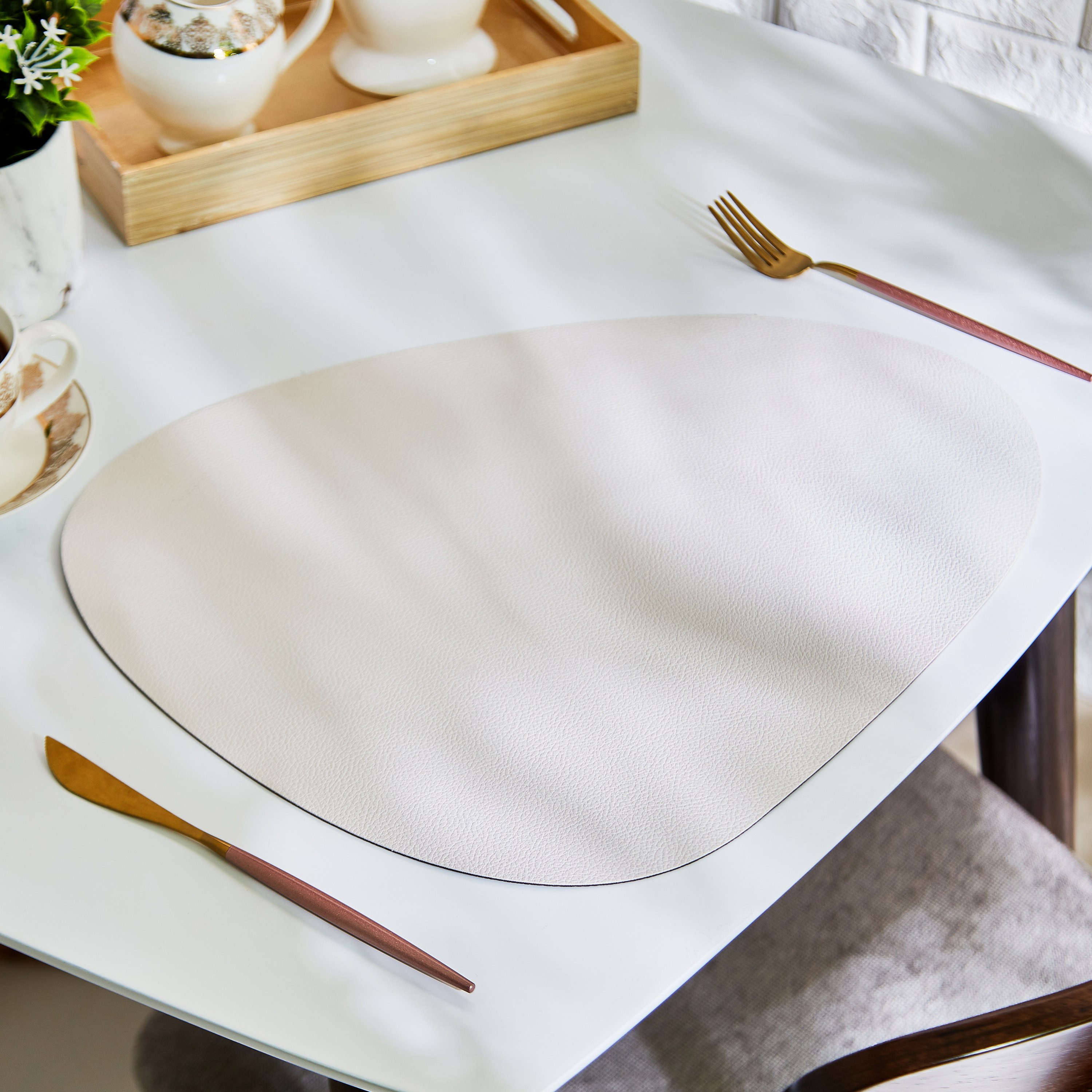 مفرش طاولة بيضاوي بي في سي قابل للانعكاس من بيبل - 37 × 45 سم-hbxdecorandfurnishings-homefurnishings-tablelinens-image-2