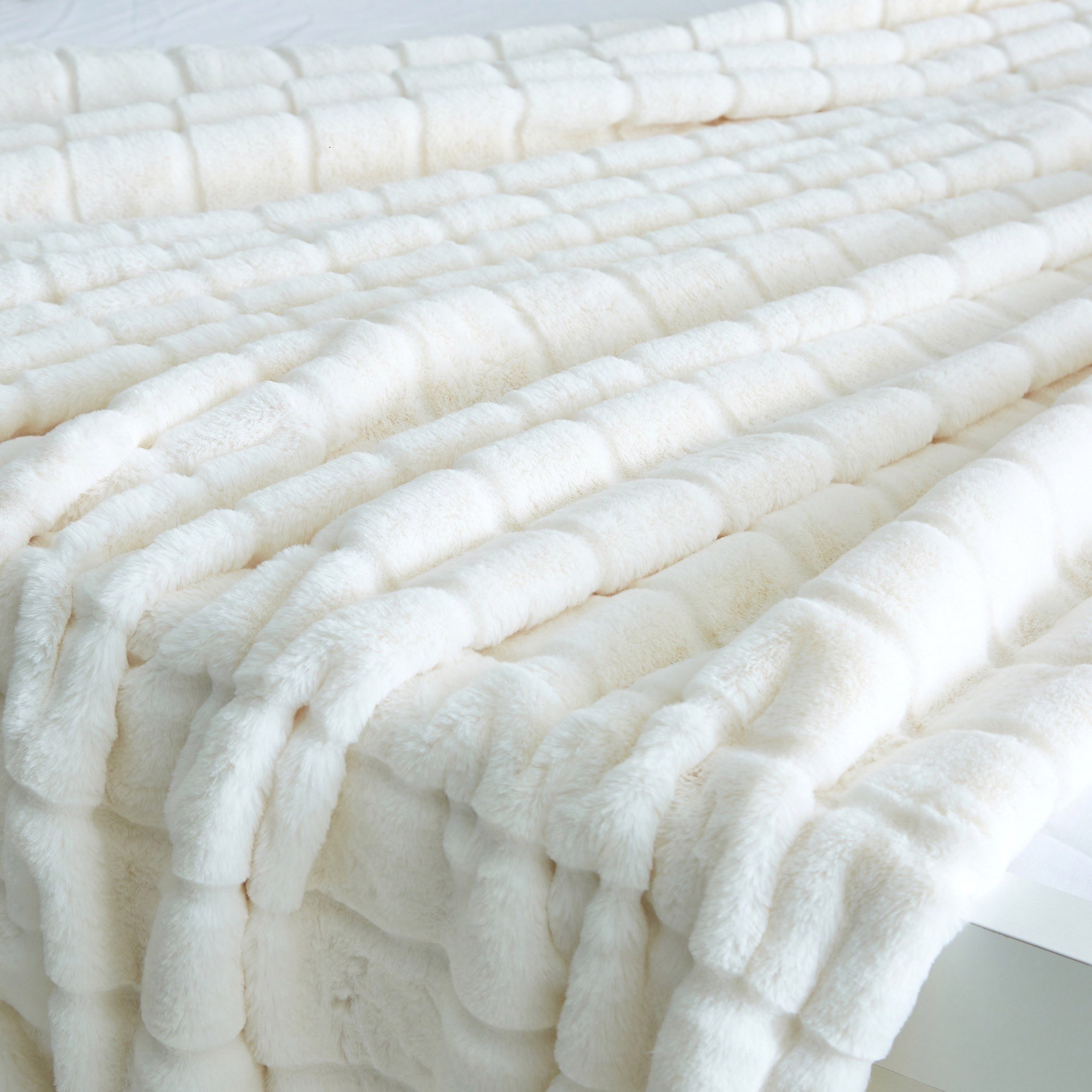 بطانية مزدوجة من الفرو الاصطناعي من نيلي - 150x220 سم-hbxhomeware-hbxbedroom-image-3