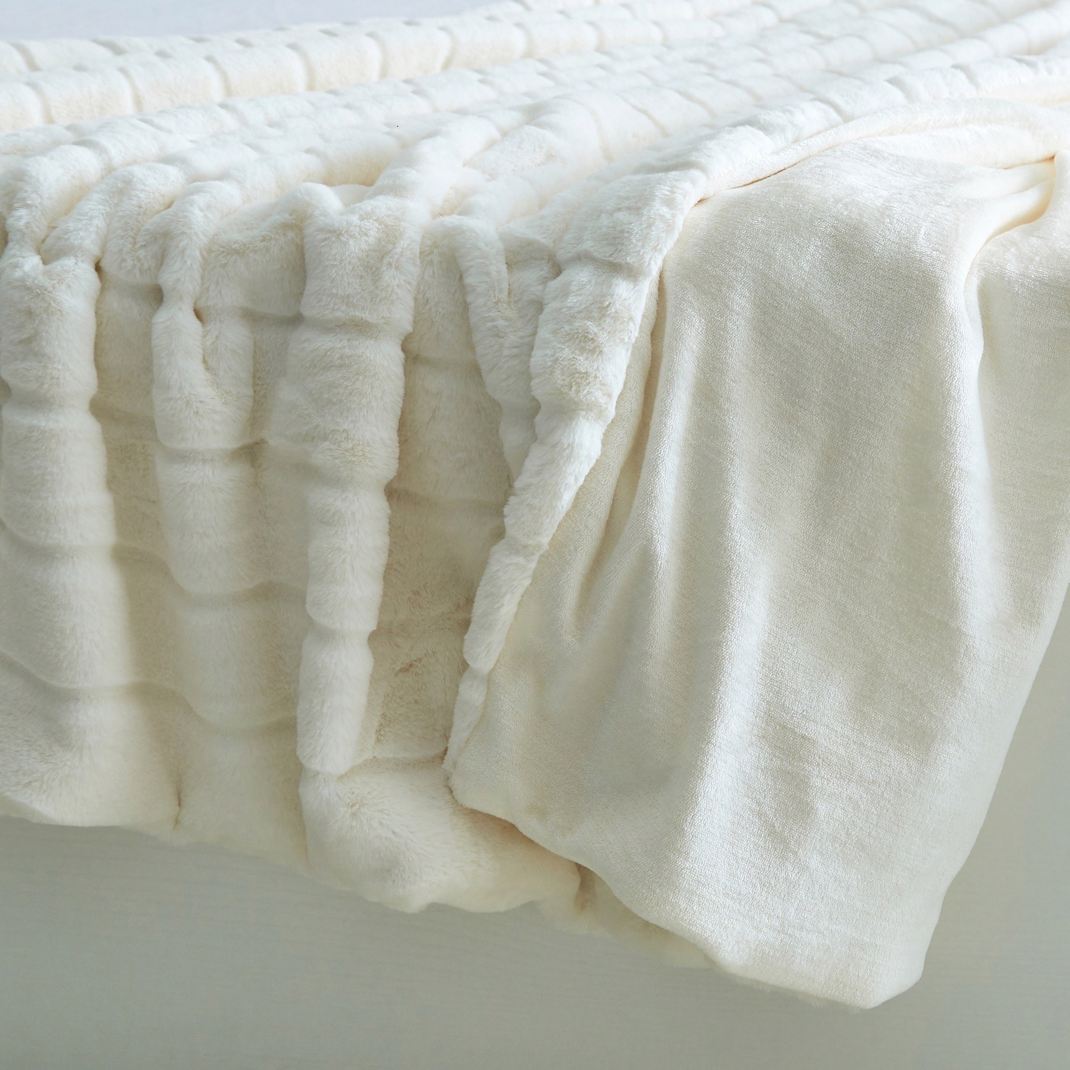 بطانية مزدوجة من الفرو الاصطناعي من نيلي - 150x220 سم-hbxhomeware-hbxbedroom-image-4